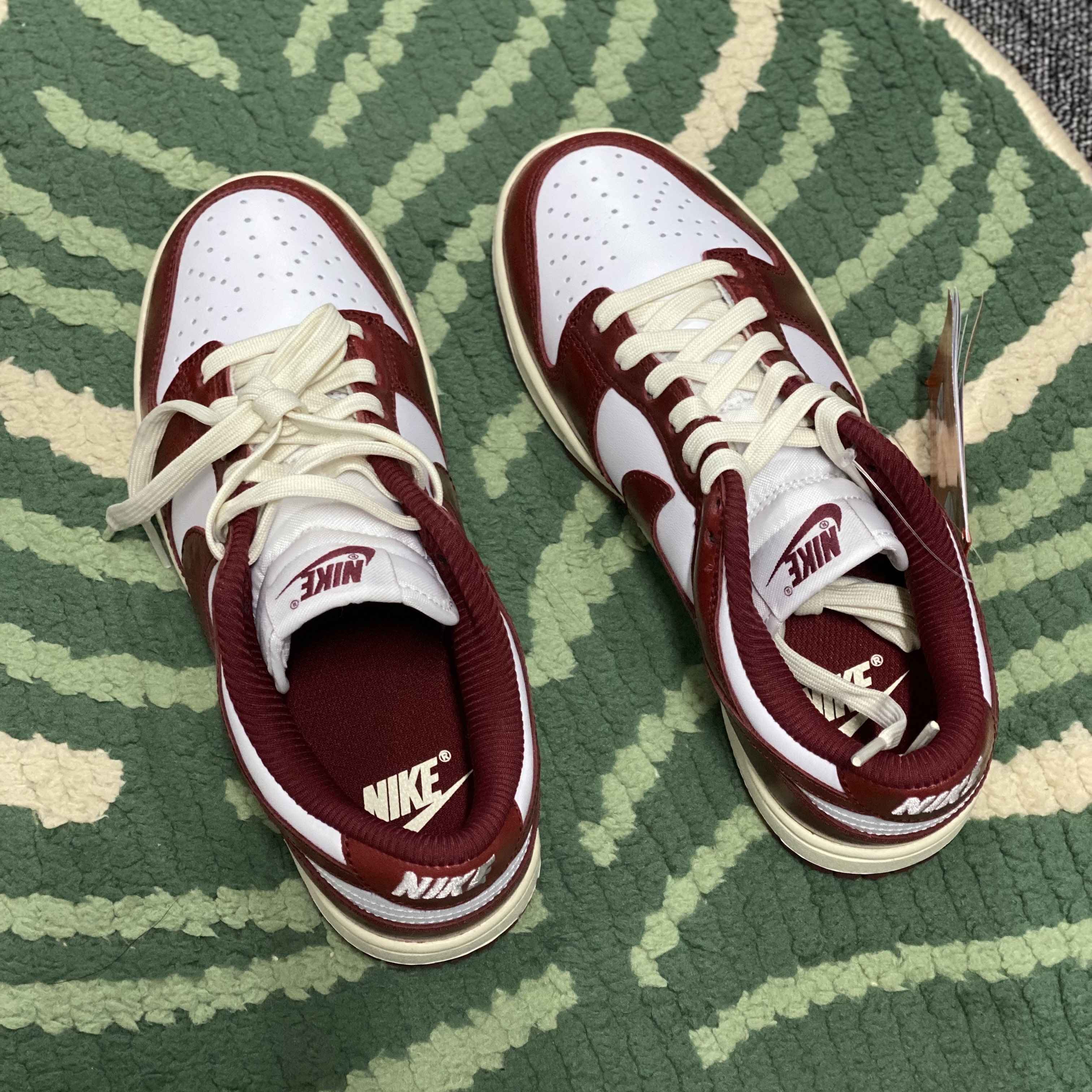 (W) Nike Dunk Low Retro PRM Team Red and White 착용 스타일 - 1