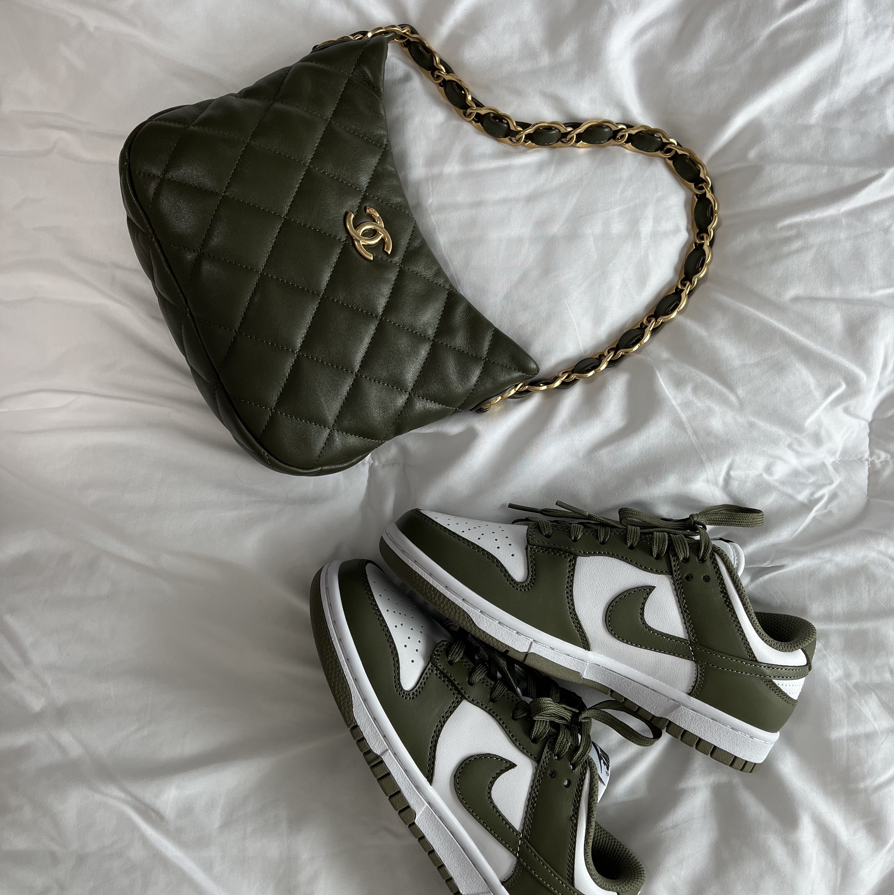 (W) Nike Dunk Low Medium Olive, Chanel Hobo Handbag Lambskin & Gold Black 착용 스타일