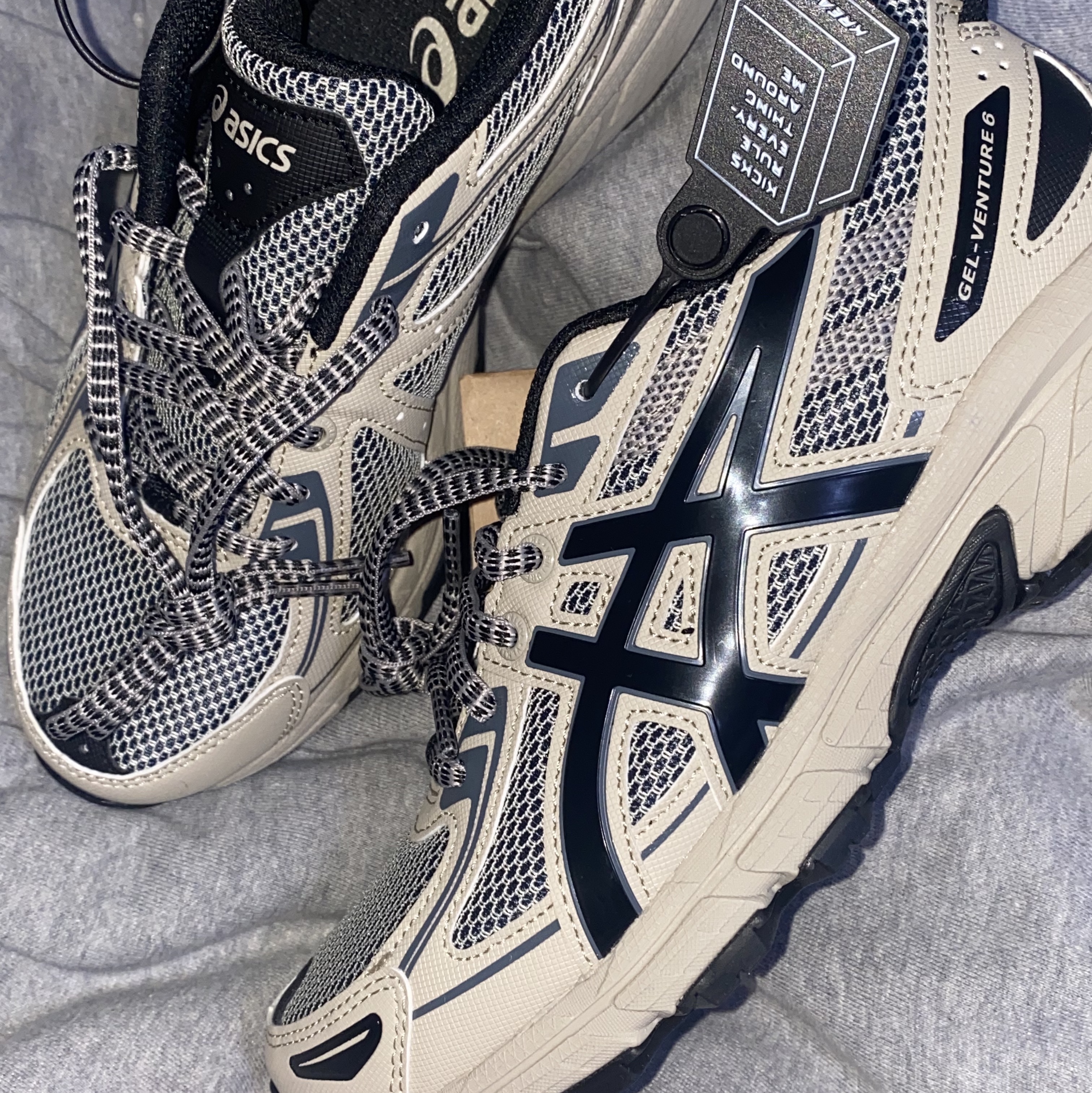 Asics Gel-Venture 6 Feather Grey Black 착용 스타일