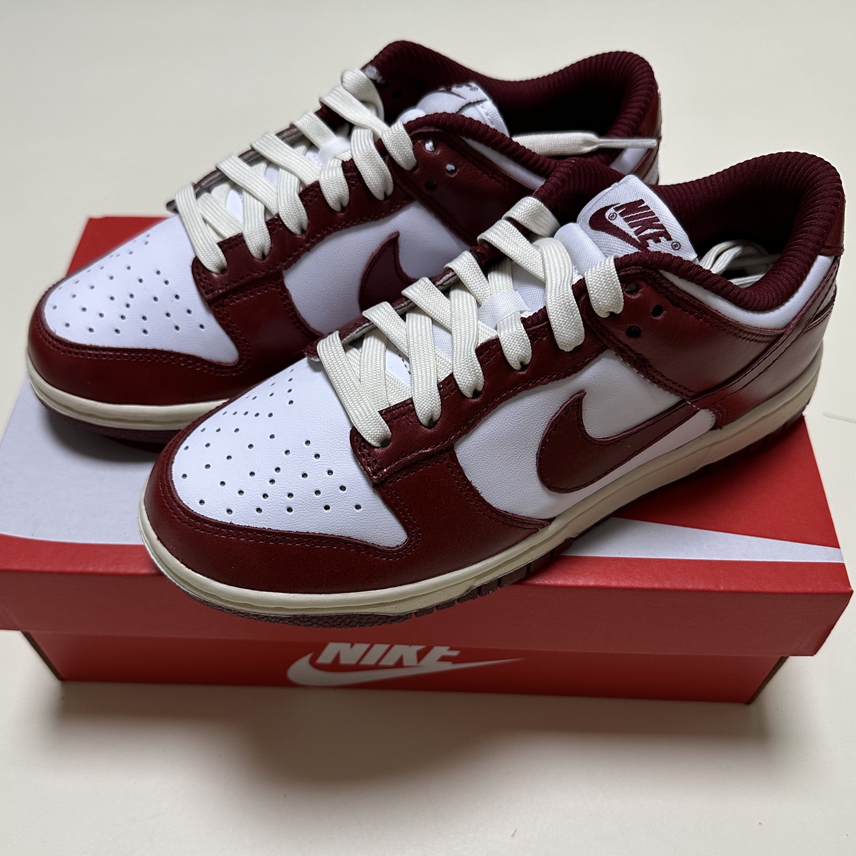 (W) Nike Dunk Low Retro PRM Team Red and White 착용 스타일