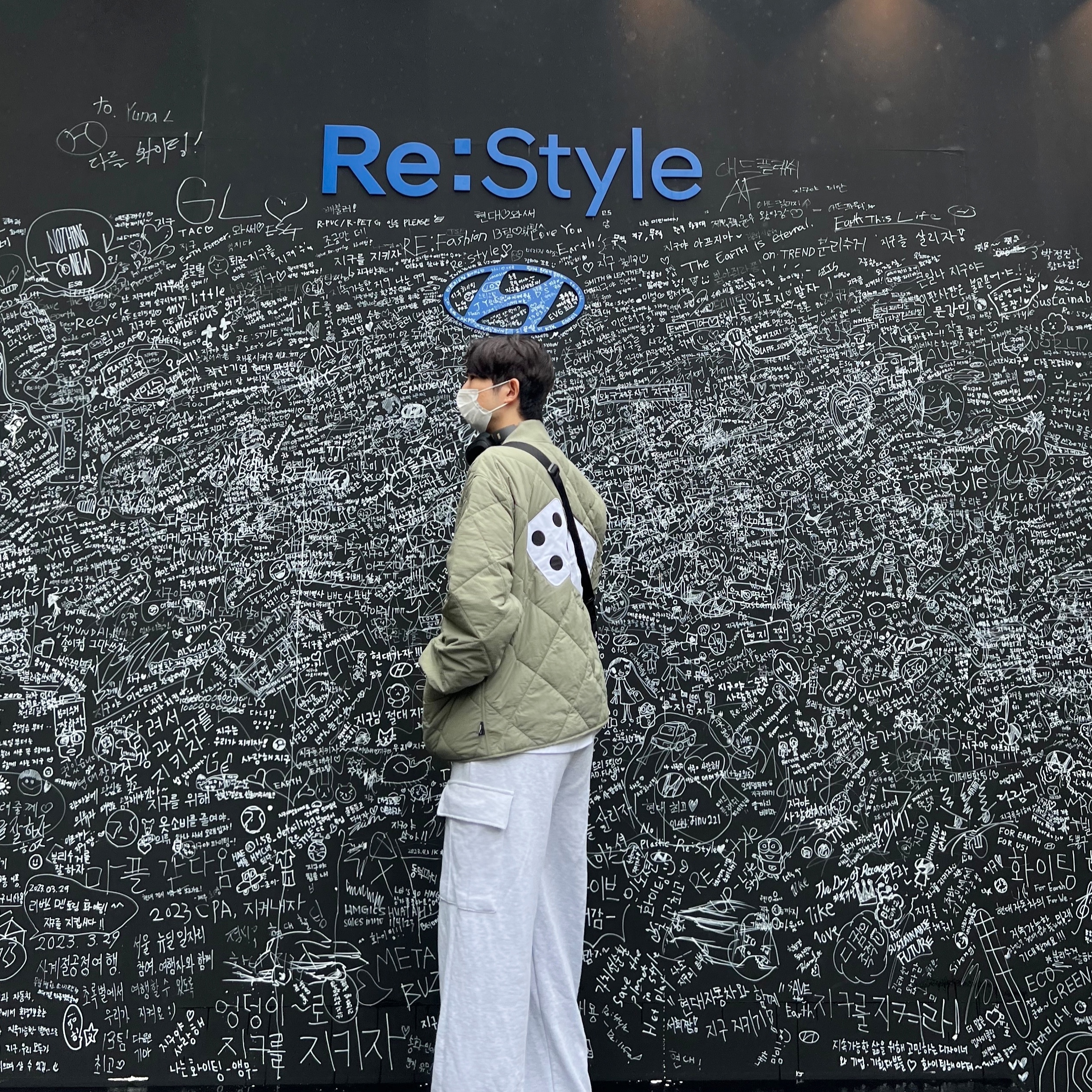 Stussy Dice Quilted Liner Jacket Olive, Supreme Small Messenger Bag Black - 22SS 착용 스타일 - 3