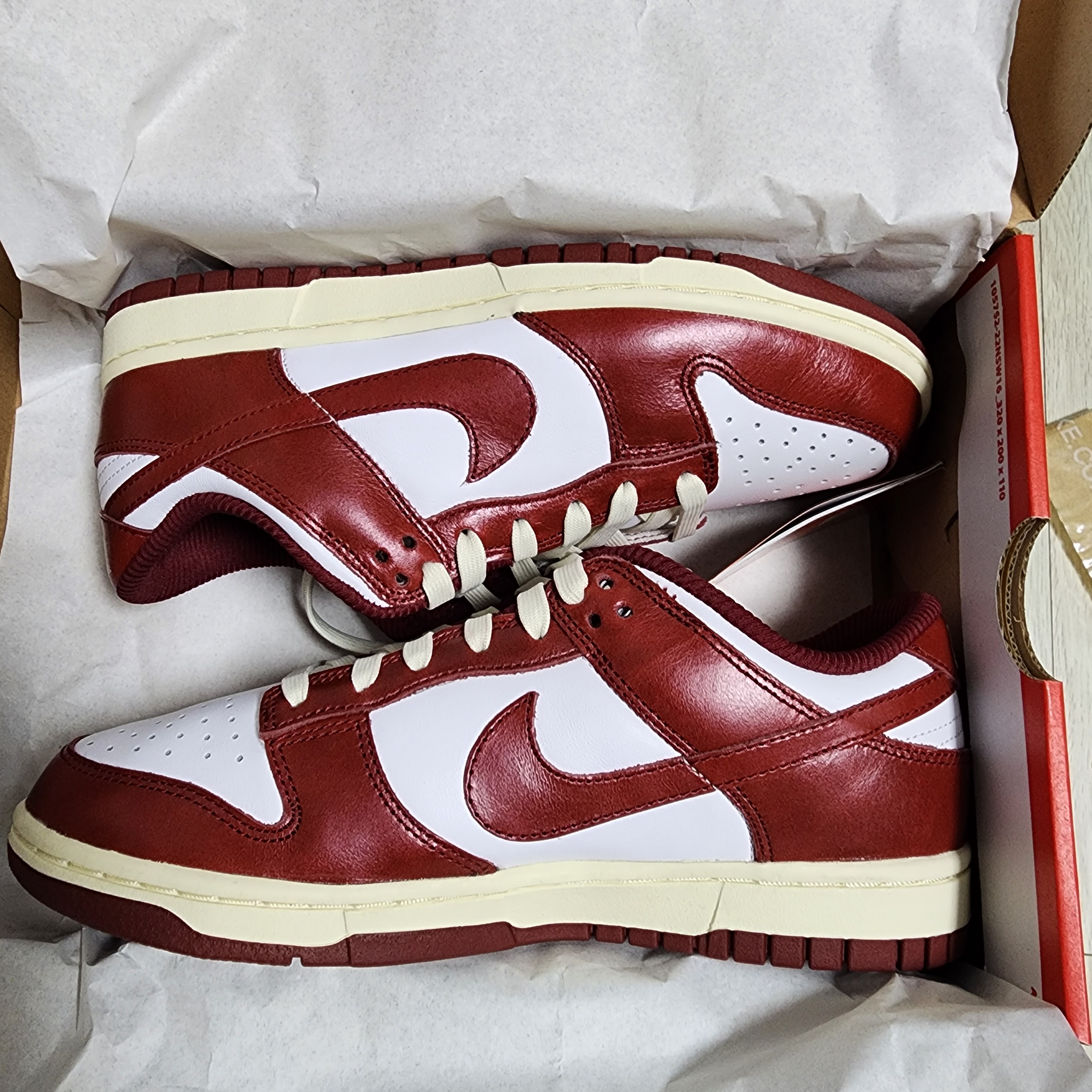 (W) Nike Dunk Low Retro PRM Team Red and White 착용 스타일 - 1