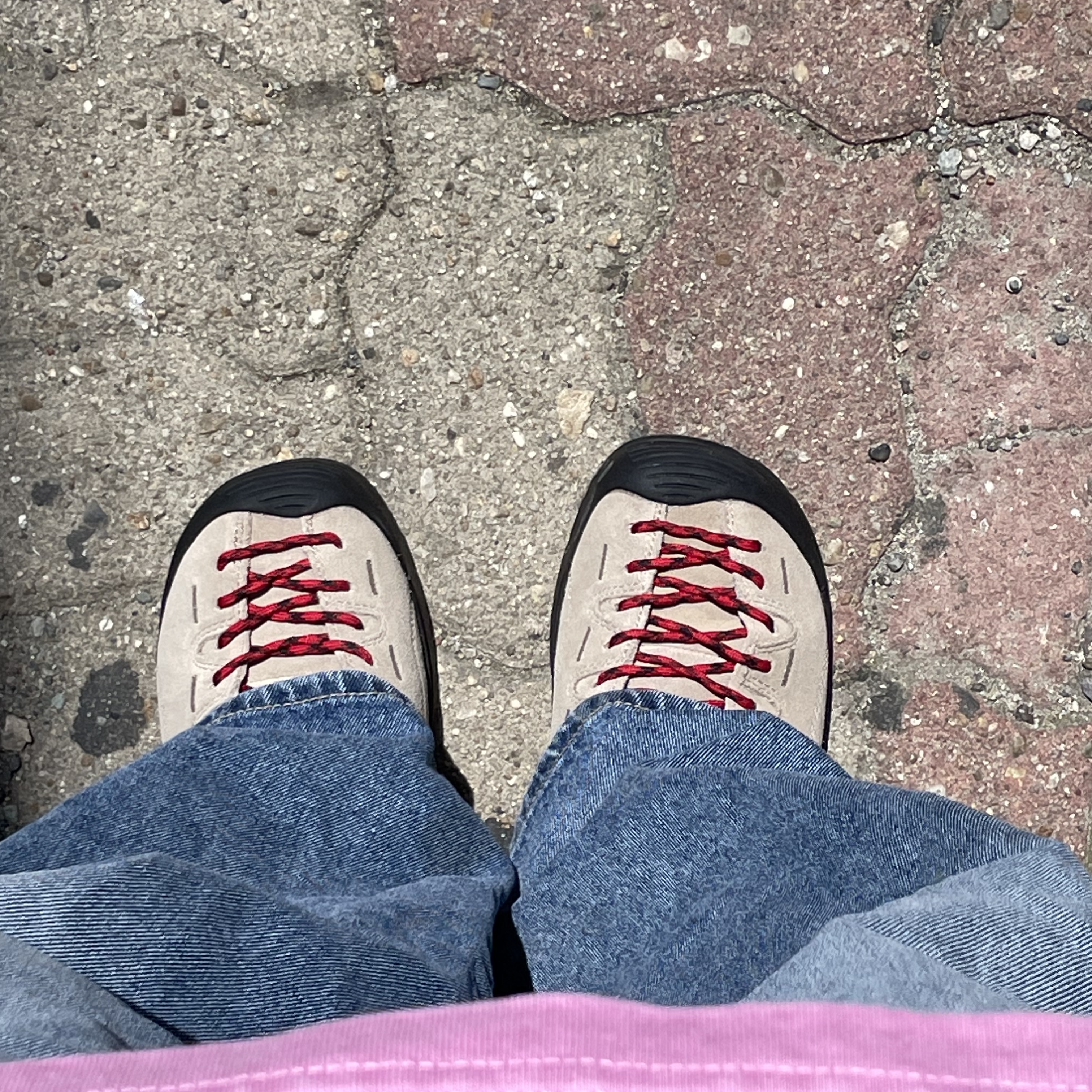 Keen Jasper Suede Sneakers Silver Mink, IAB Studio Pigment T-Shirt Magenta 착용 스타일