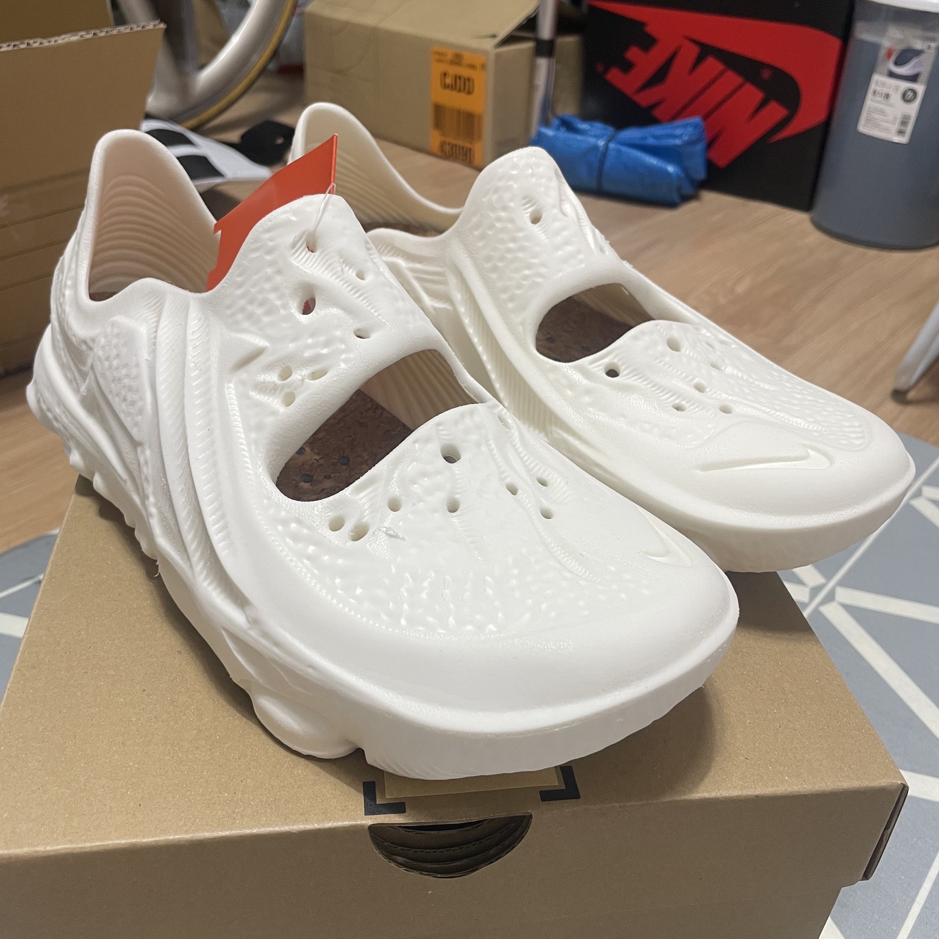 Nike ISPA Universal Natural, Adidas Yeezy Foam RNNR Ochre 착용 스타일 - 1