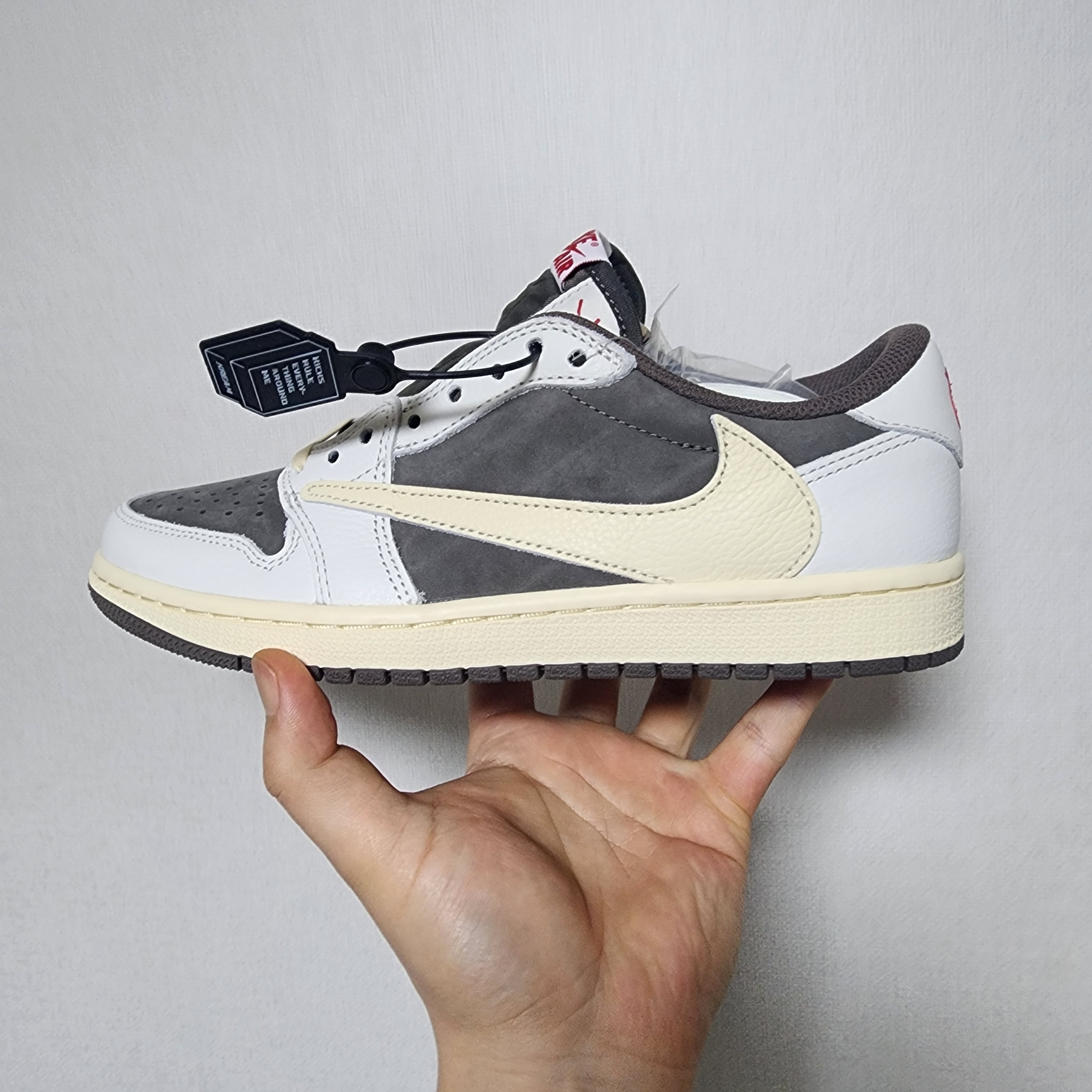 Jordan 1 x Travis Scott Retro Low OG SP Sail and Ridgerock 착용 스타일 - 2
