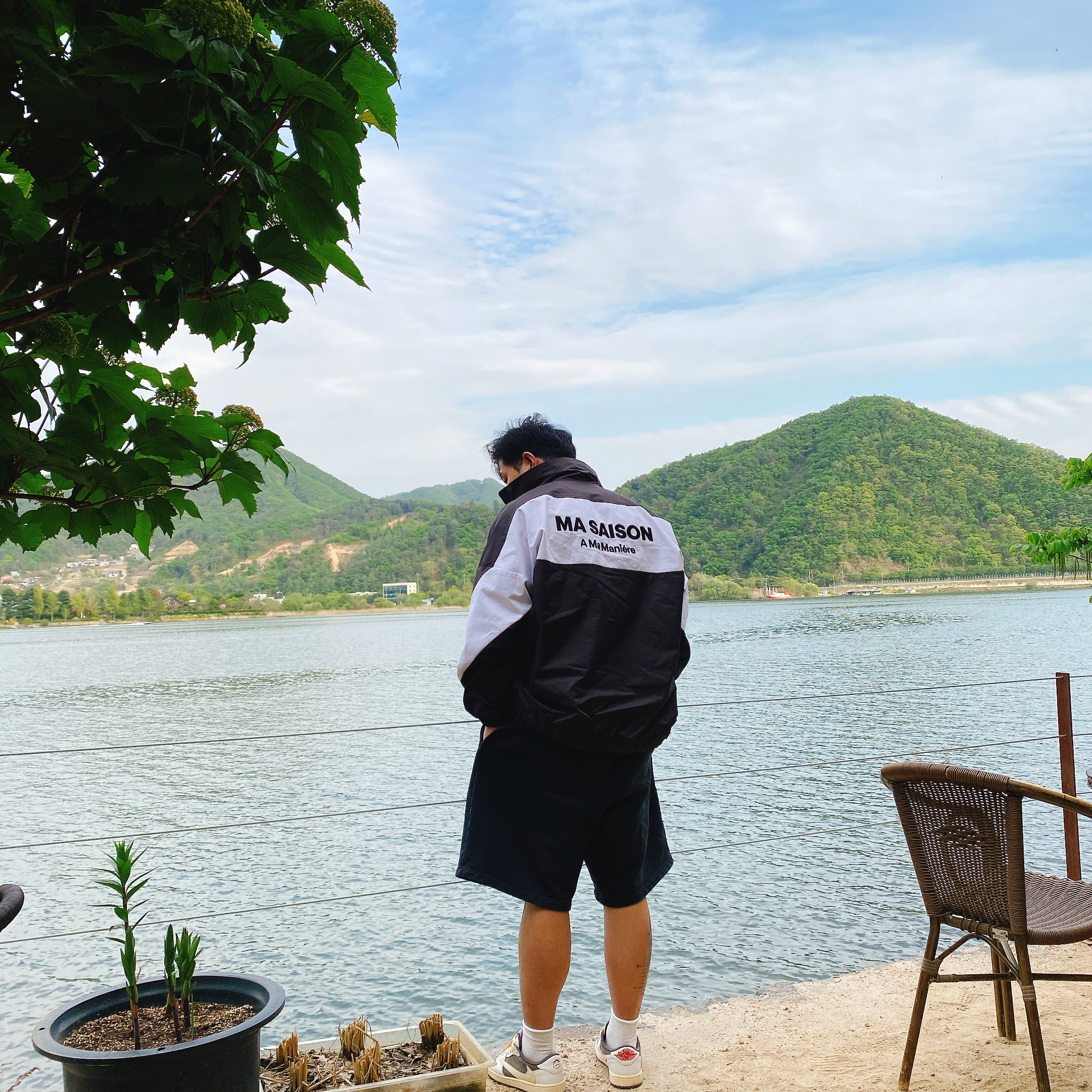 Jordan 1 x Travis Scott Retro Low OG SP Sail and Ridgerock, Balenciaga Be Different T-Shirt Black 착용 스타일 - 3