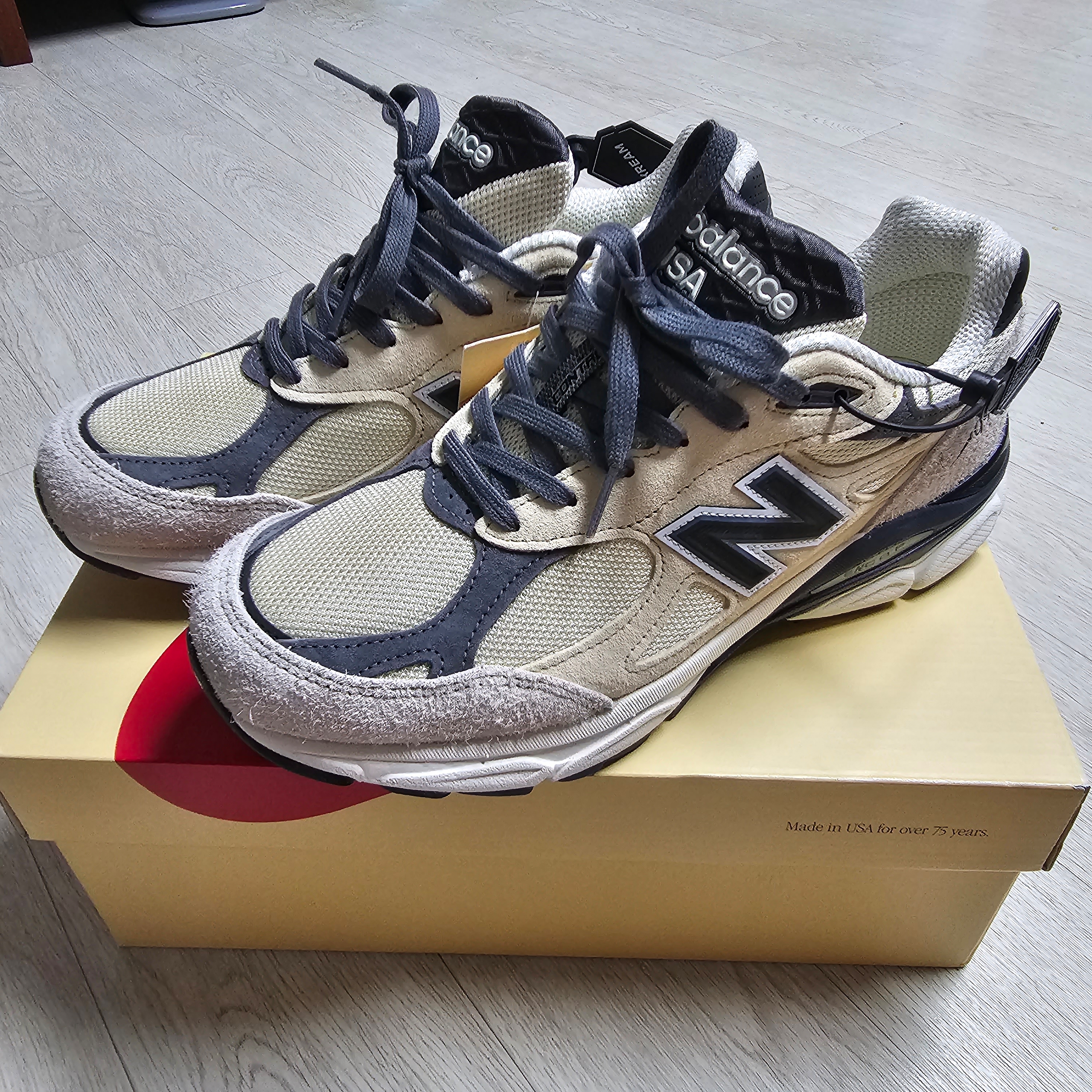 New Balance 990v3 Made in USA Moonbeam Macadamia Nut 착용 스타일 - 1