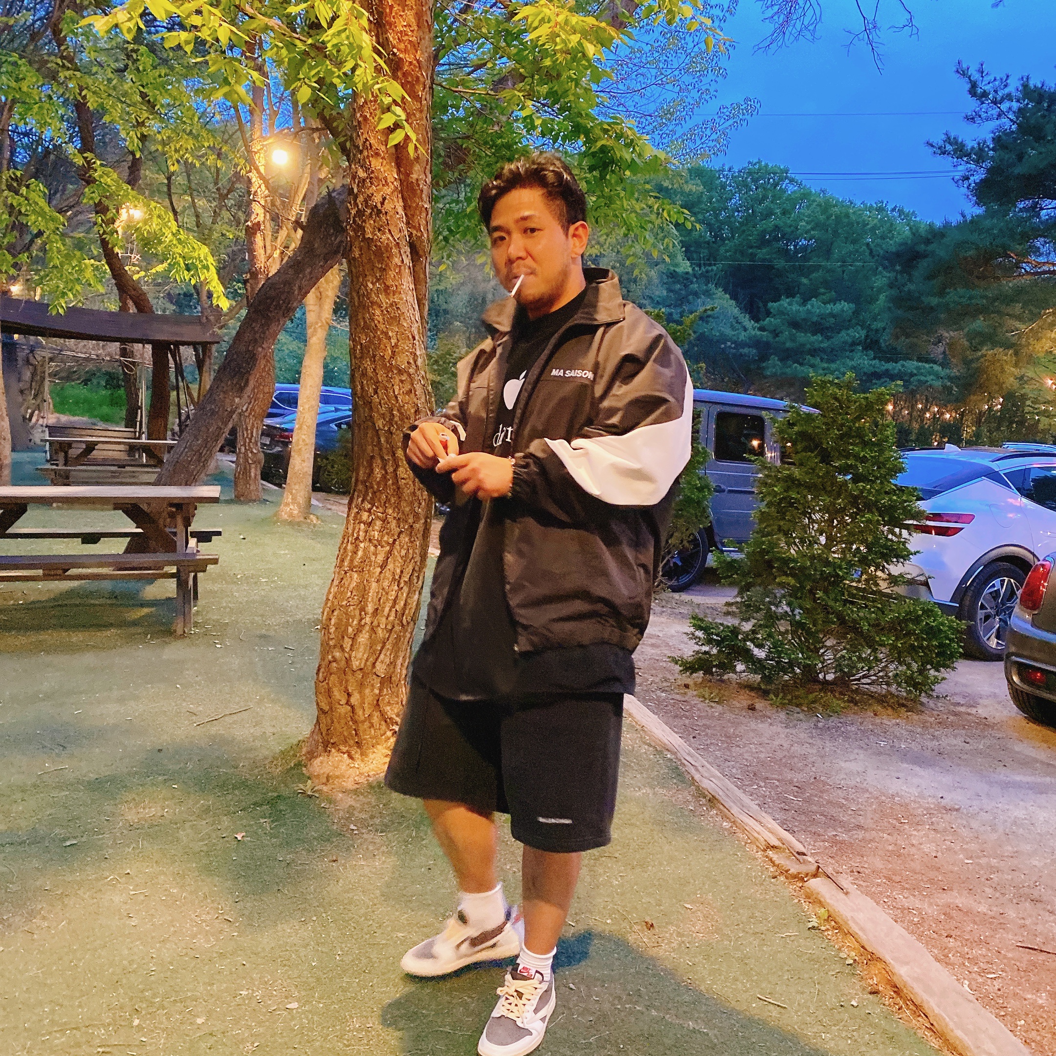 Jordan 1 x Travis Scott Retro Low OG SP Sail and Ridgerock, Balenciaga Be Different T-Shirt Black 착용 스타일 - 1