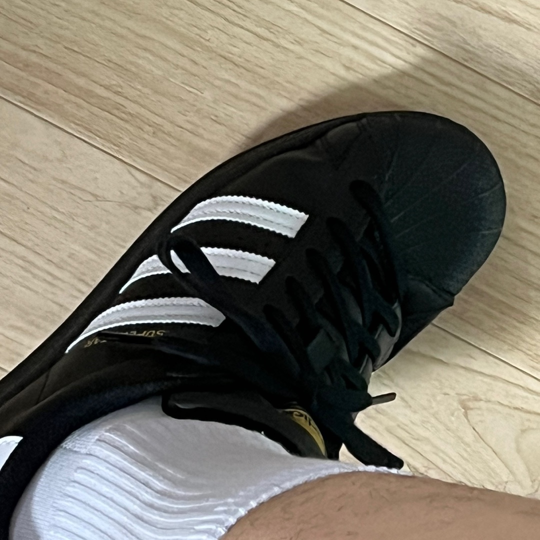 Adidas Superstar Core Black White 착용 스타일