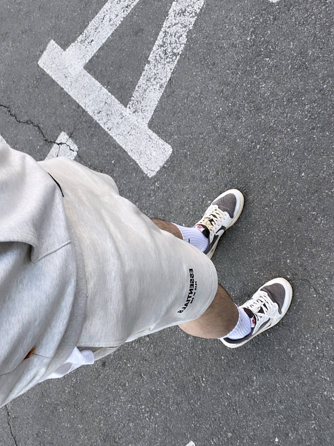 Jordan 1 x Travis Scott Retro Low OG SP Sail and Ridgerock, Essentials The Core Collection Sweatshorts Light Oatmeal 착용 스타일 - 1