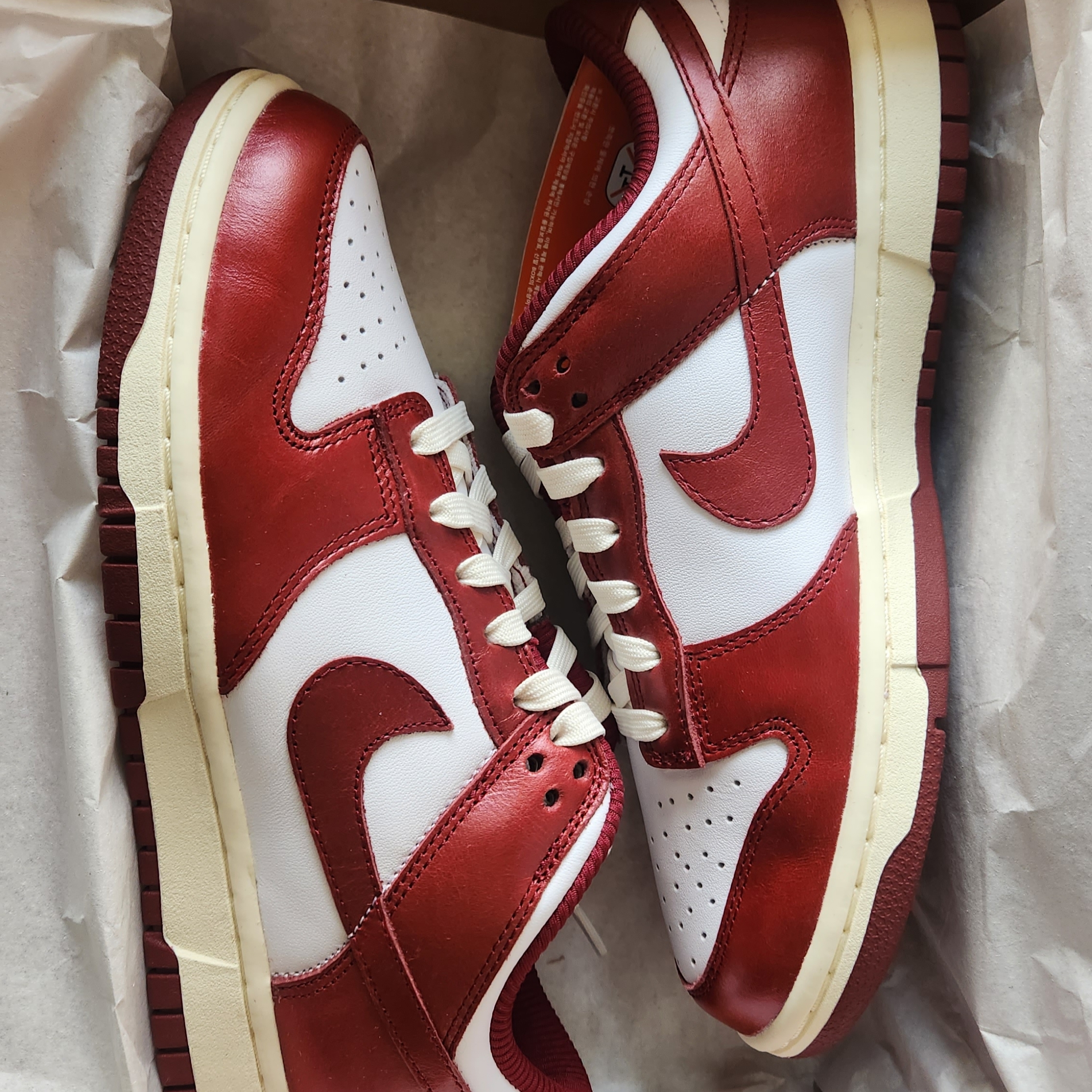 (W) Nike Dunk Low Retro PRM Team Red and White 착용 스타일 - 5