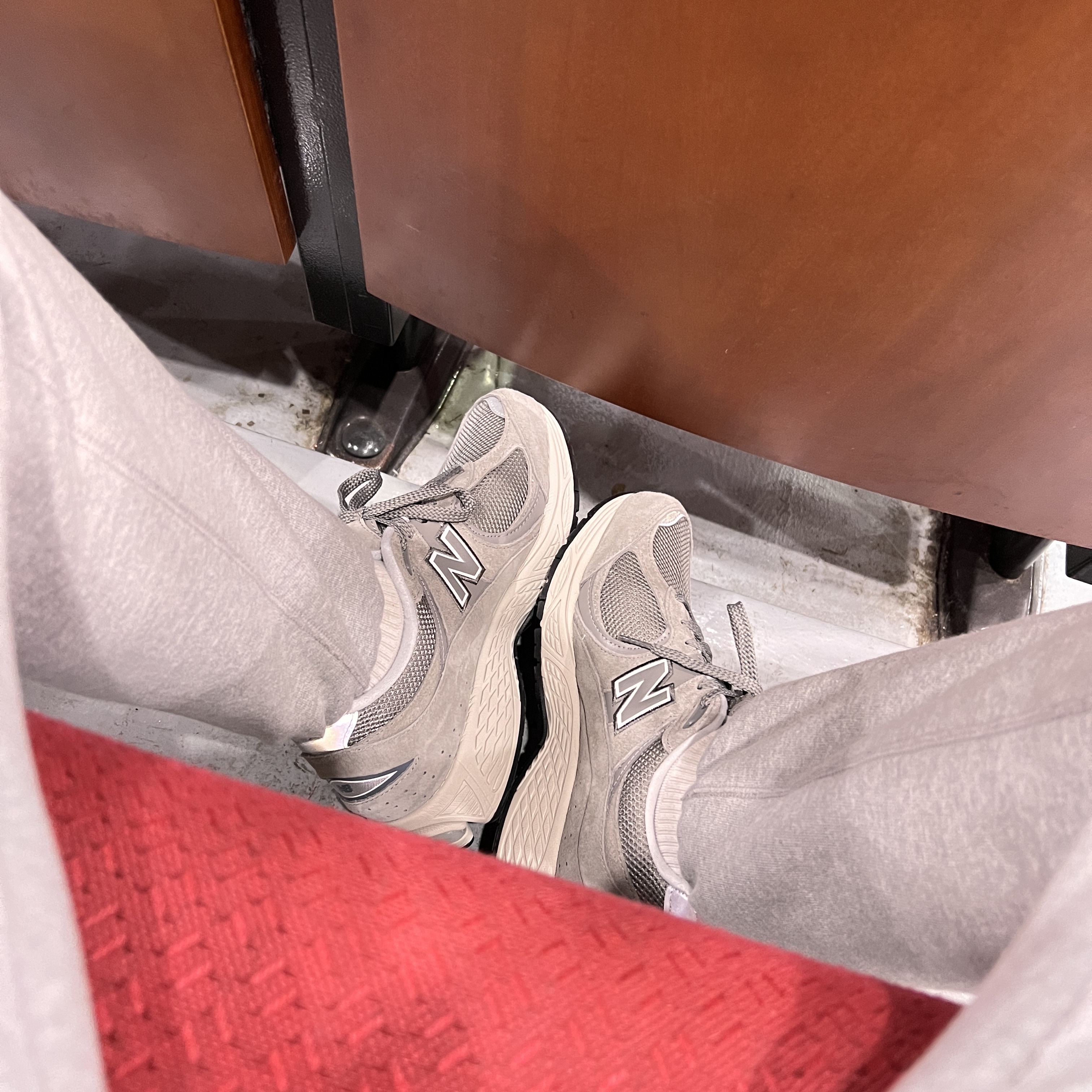 New Balance 2002R Grey 착용 스타일