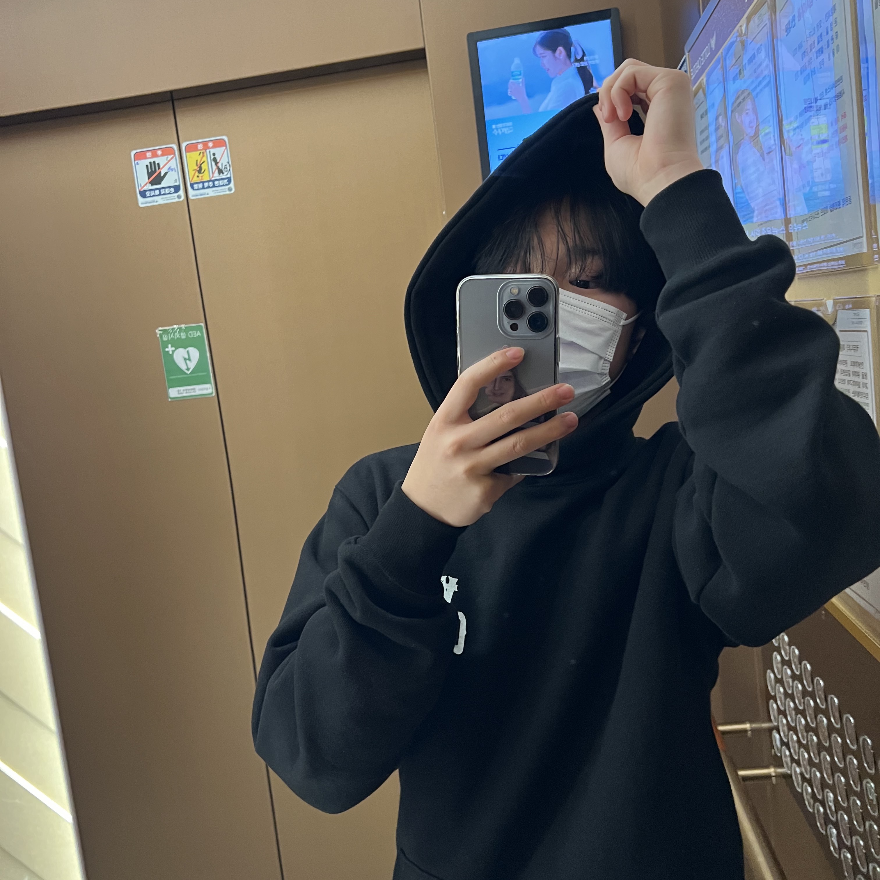 Won Chaser Chaser Hoodie Black 착용 스타일