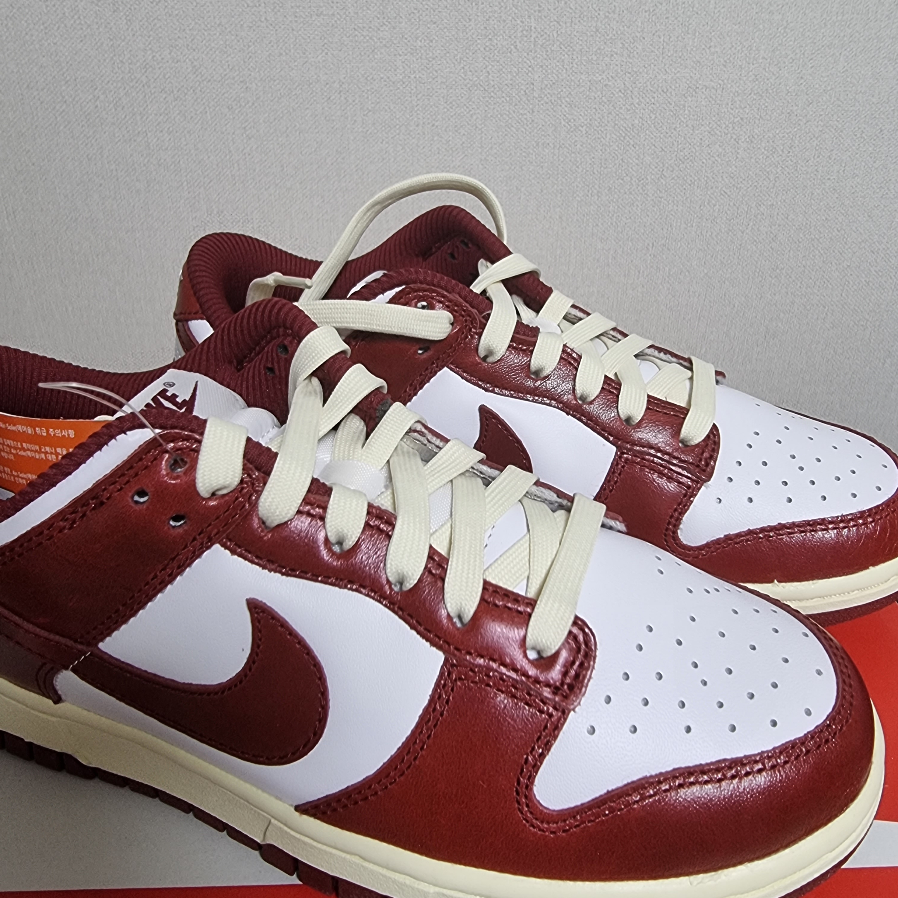 (W) Nike Dunk Low Retro PRM Team Red and White 착용 스타일 - 2