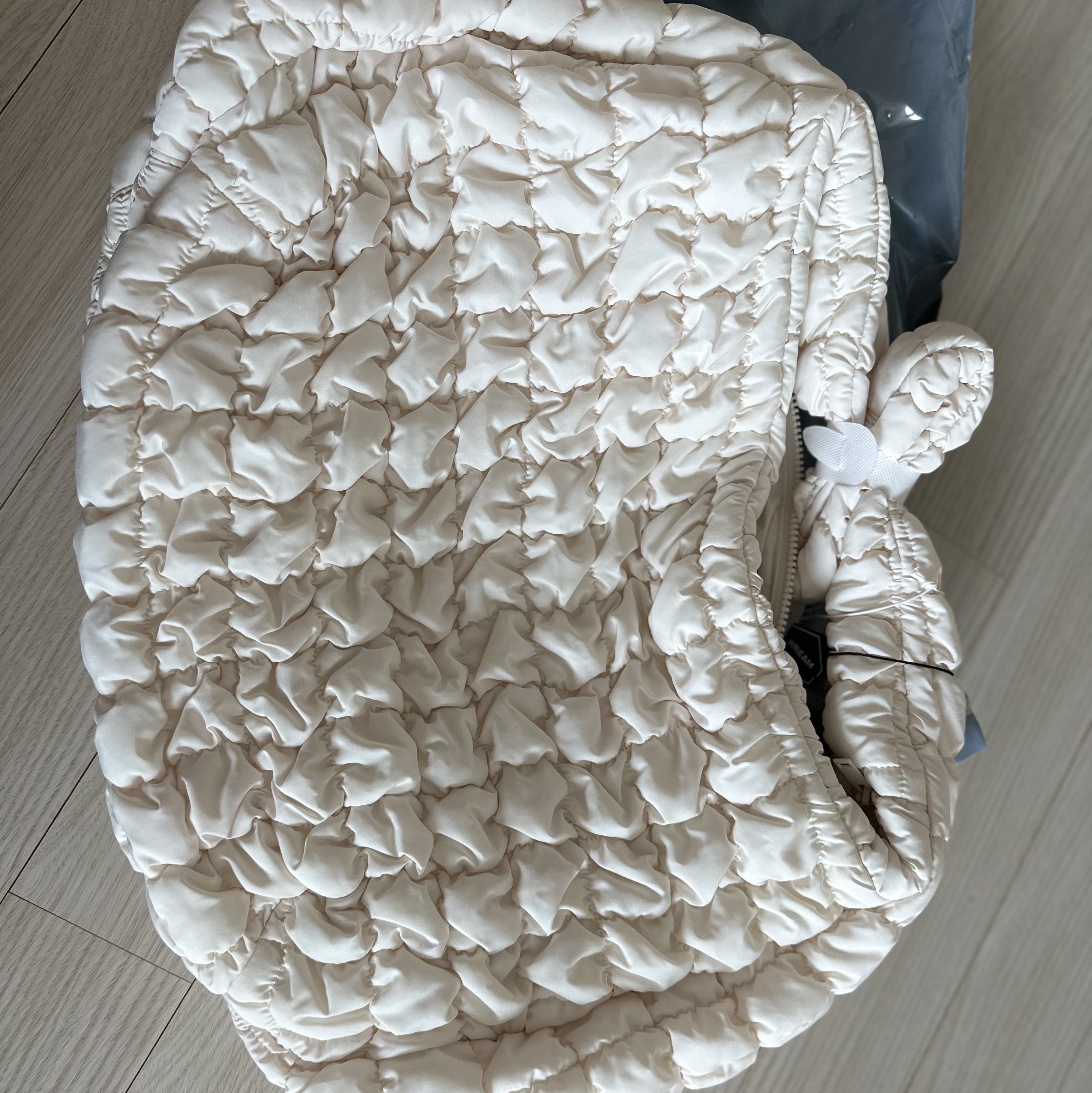 COS Quilted Oversized Shoulder Bag Off White Light Beige 착용 스타일