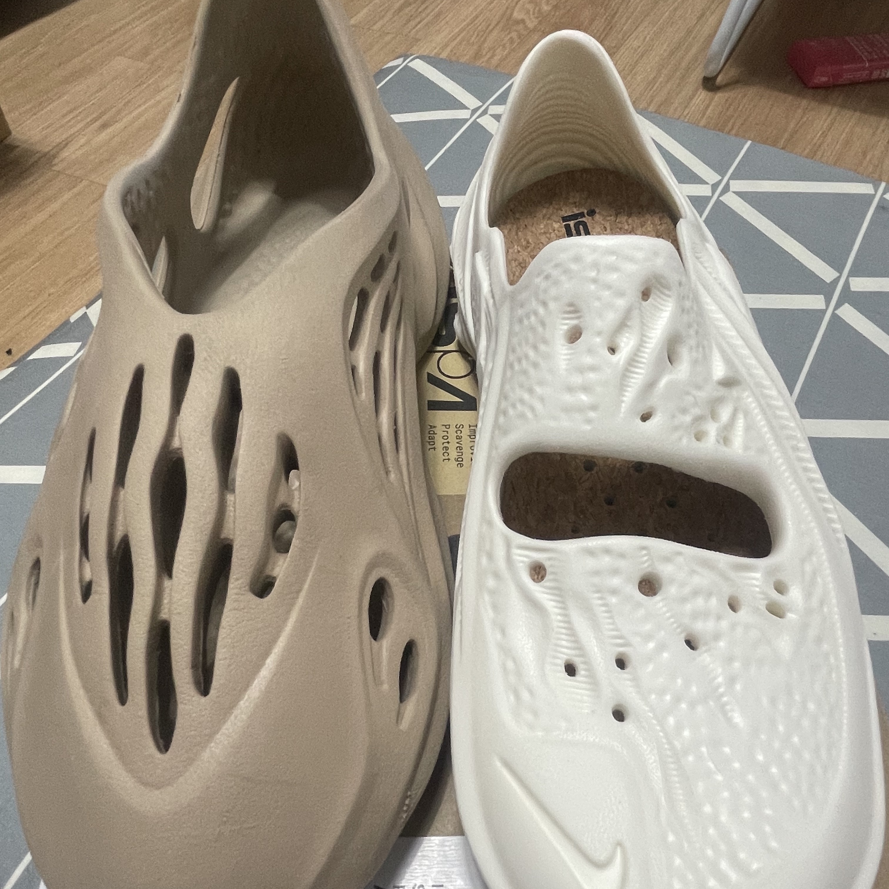 Nike ISPA Universal Natural, Adidas Yeezy Foam RNNR Ochre 착용 스타일 - 3