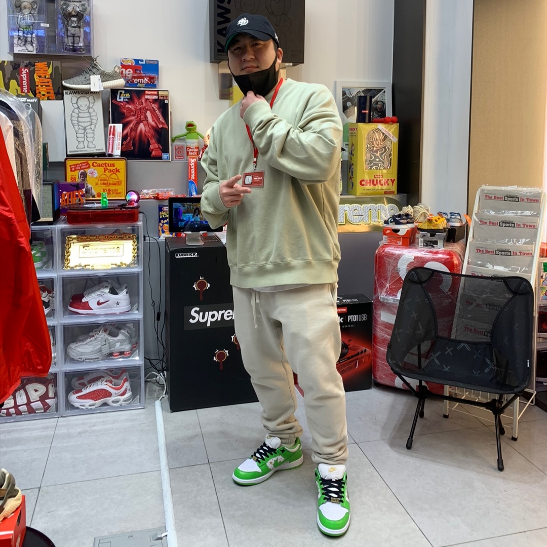 Nike x Supreme SB Dunk Low Mean Green, Essentials Relaxed Sweatpants Wheat - 22SS 착용 스타일