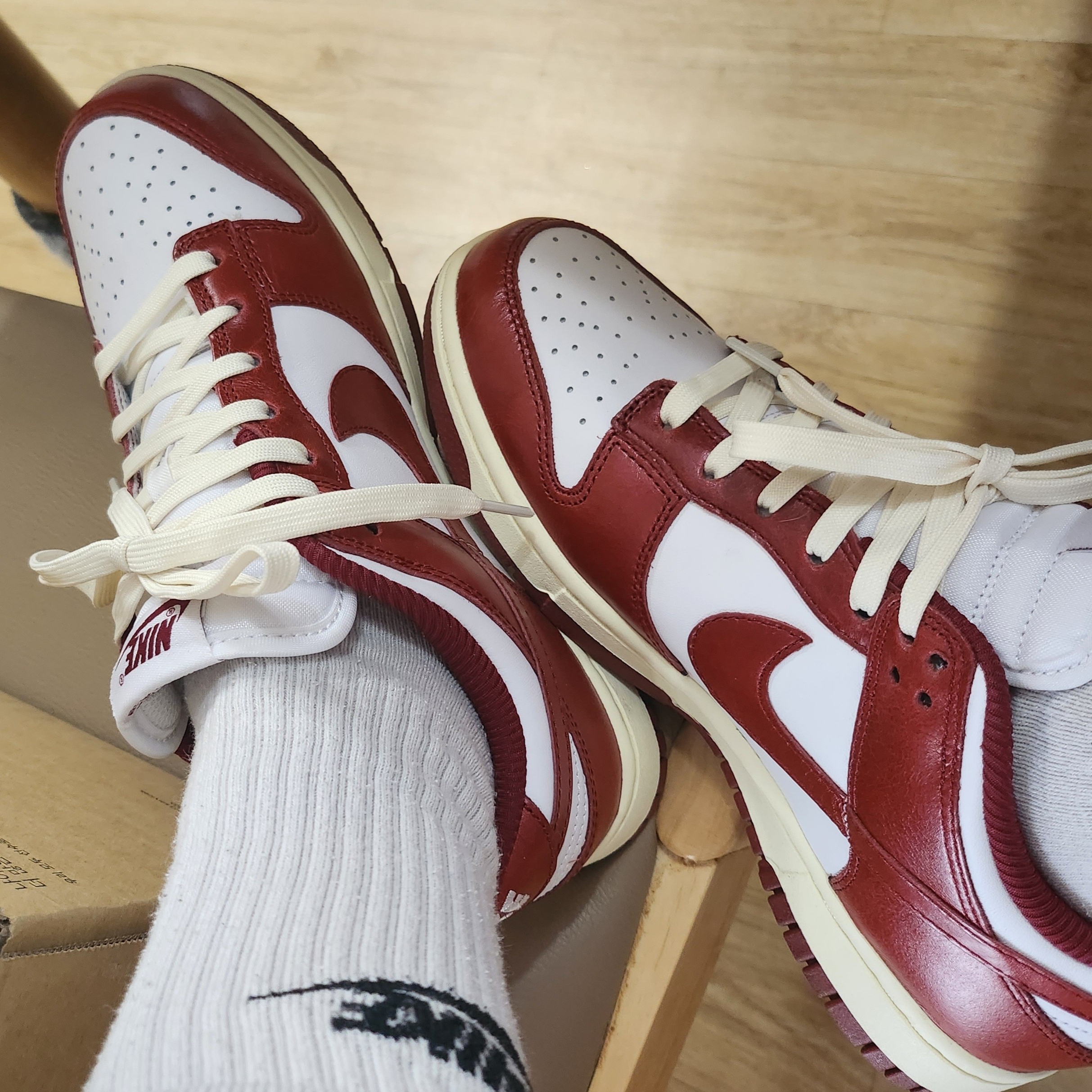 (W) Nike Dunk Low Retro PRM Team Red and White 착용 스타일