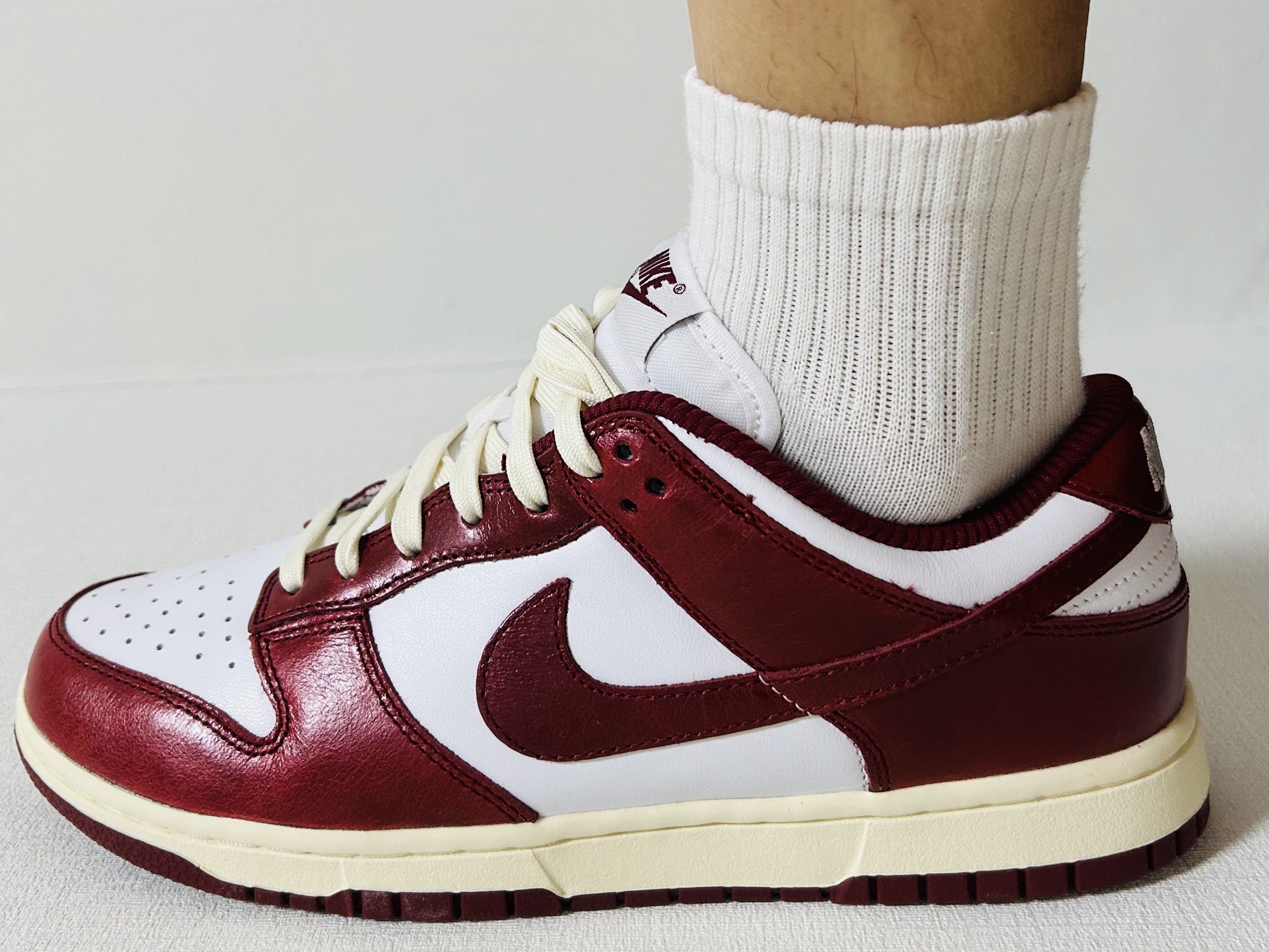 (W) Nike Dunk Low Retro PRM Team Red and White 착용 스타일