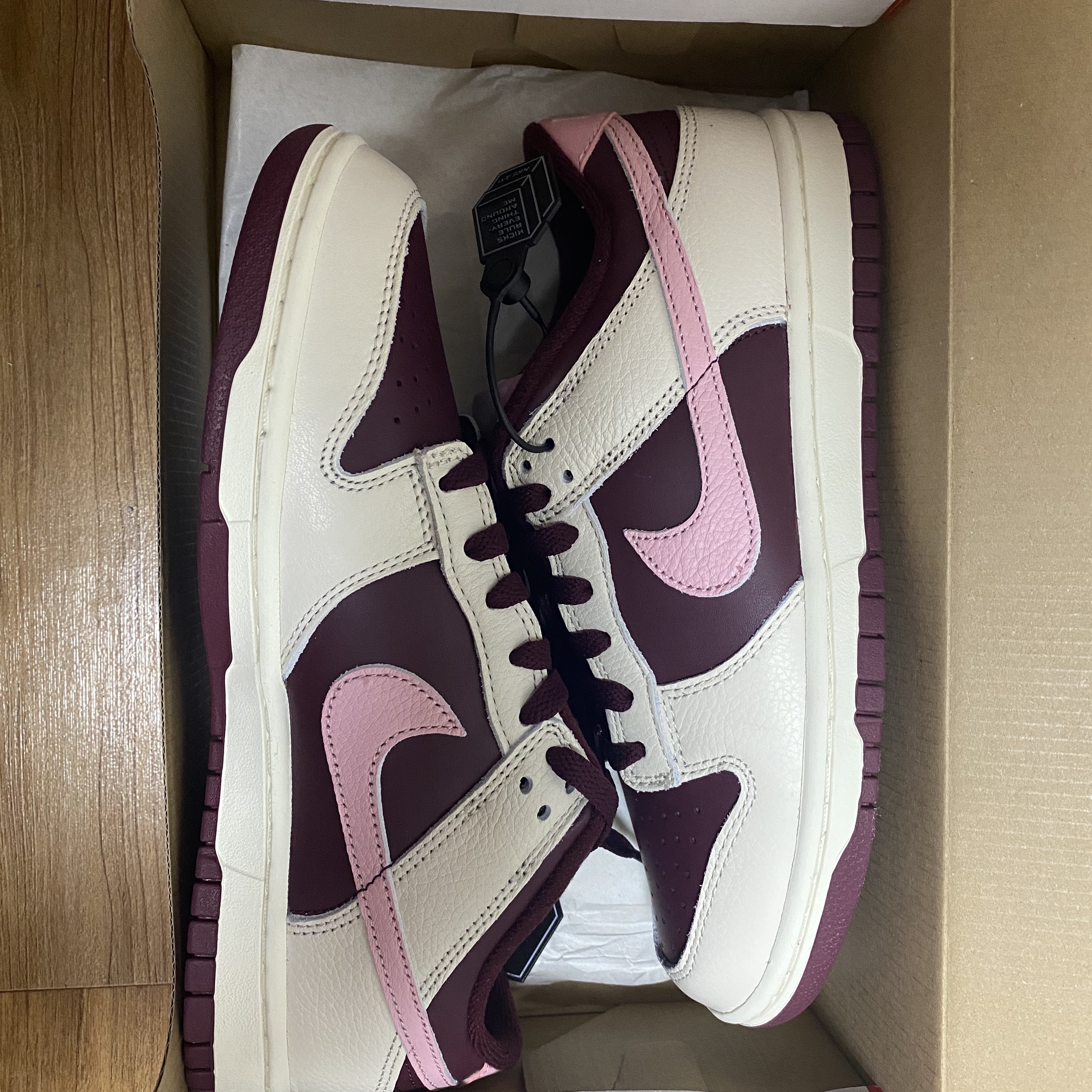 NIke Dunk Low Retro Night Maroon and Medium Soft Pink 착용 스타일 - 2