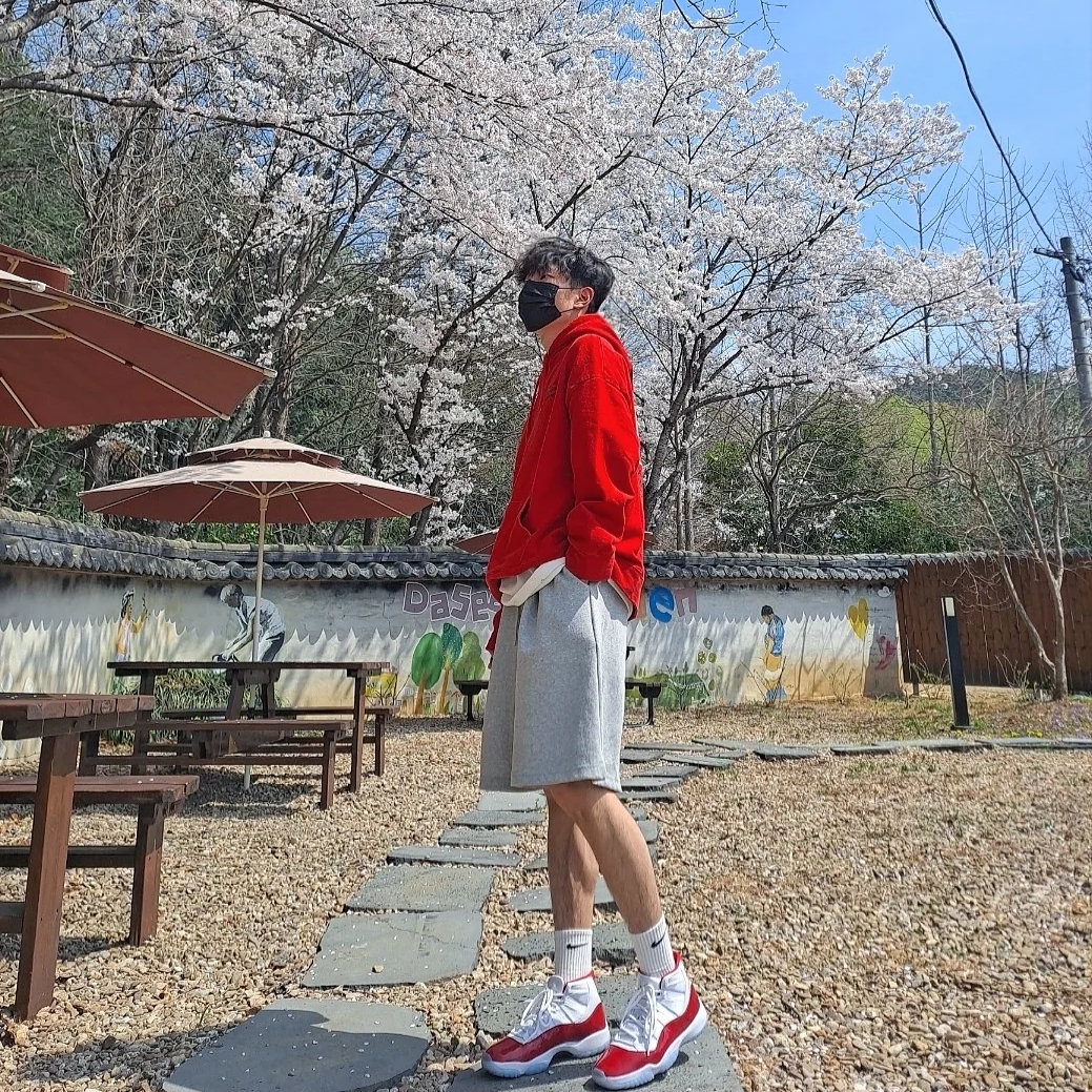 Jordan 11 Retro Varsity Red 착용 스타일