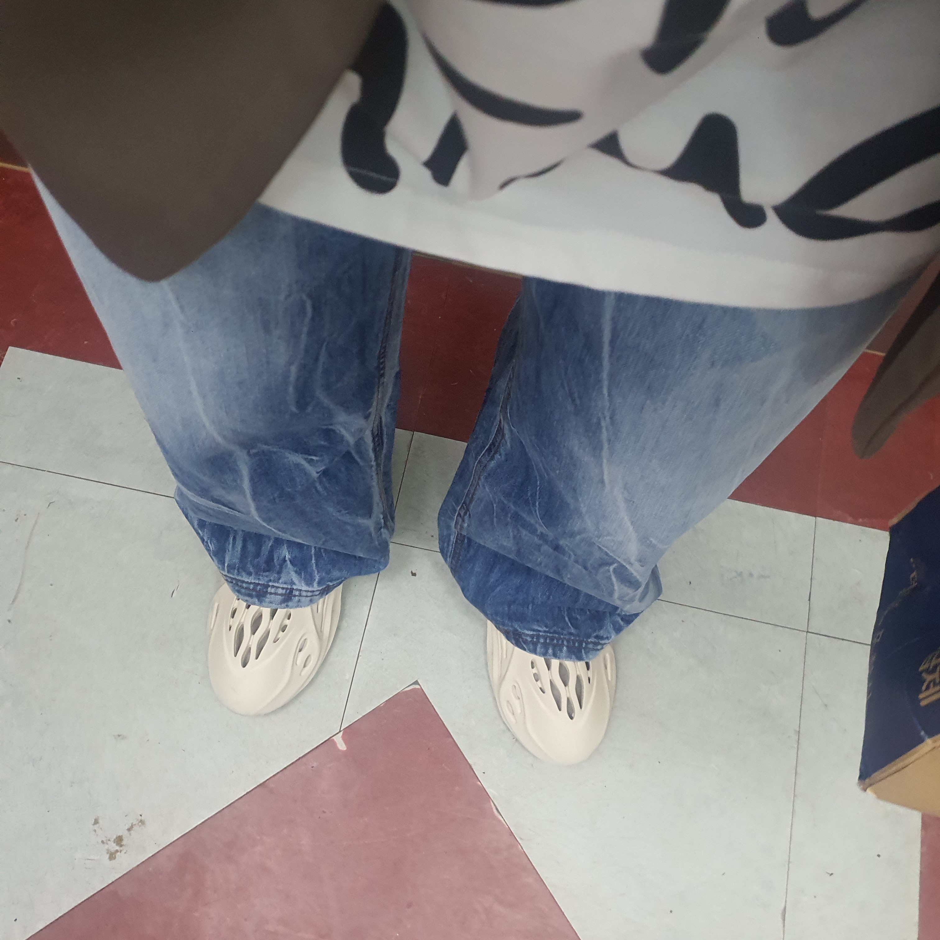 Adidas Yeezy Foam RNNR Sand 착용 스타일
