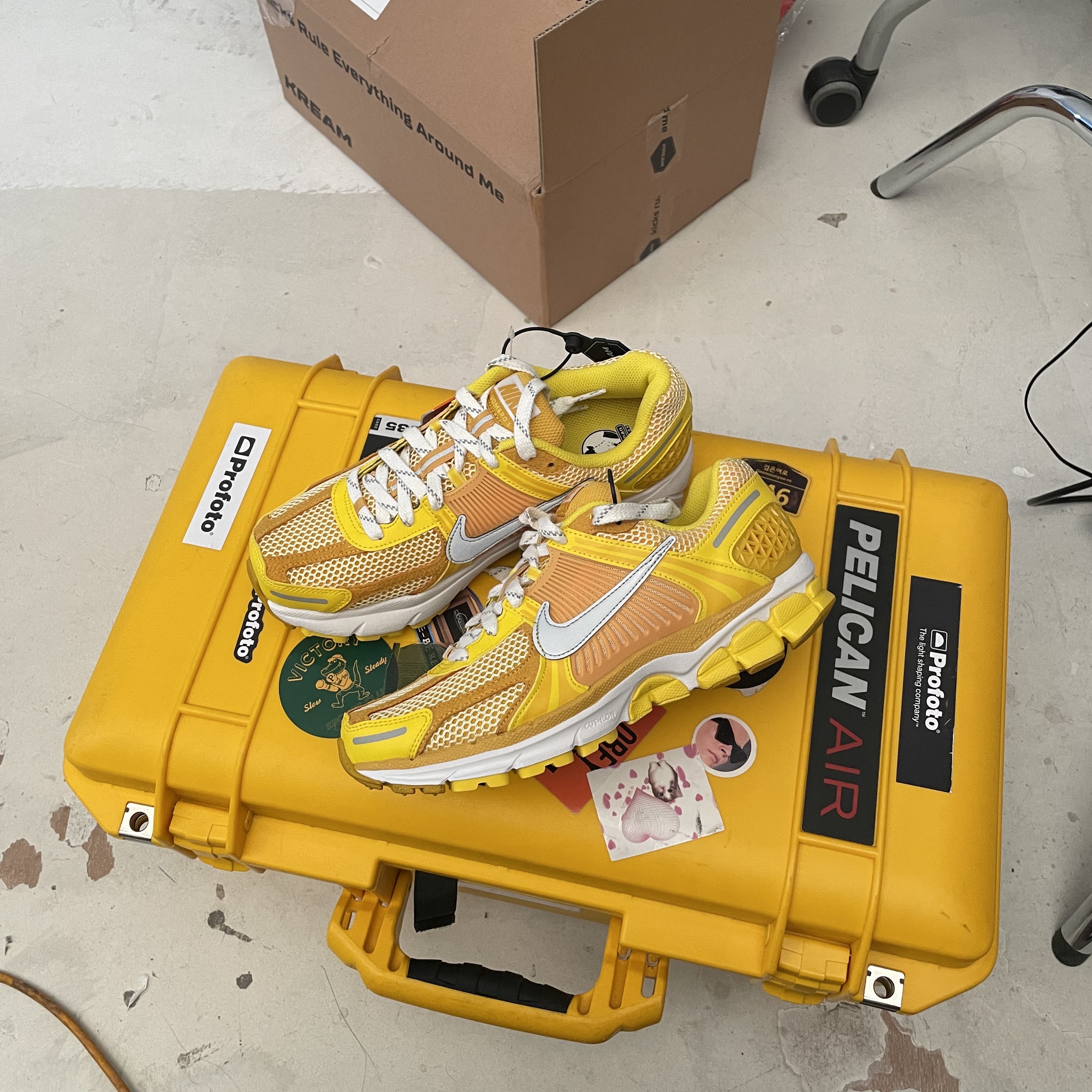 Nike Zoom Vomero 5 Yellow Ochre 착용 스타일