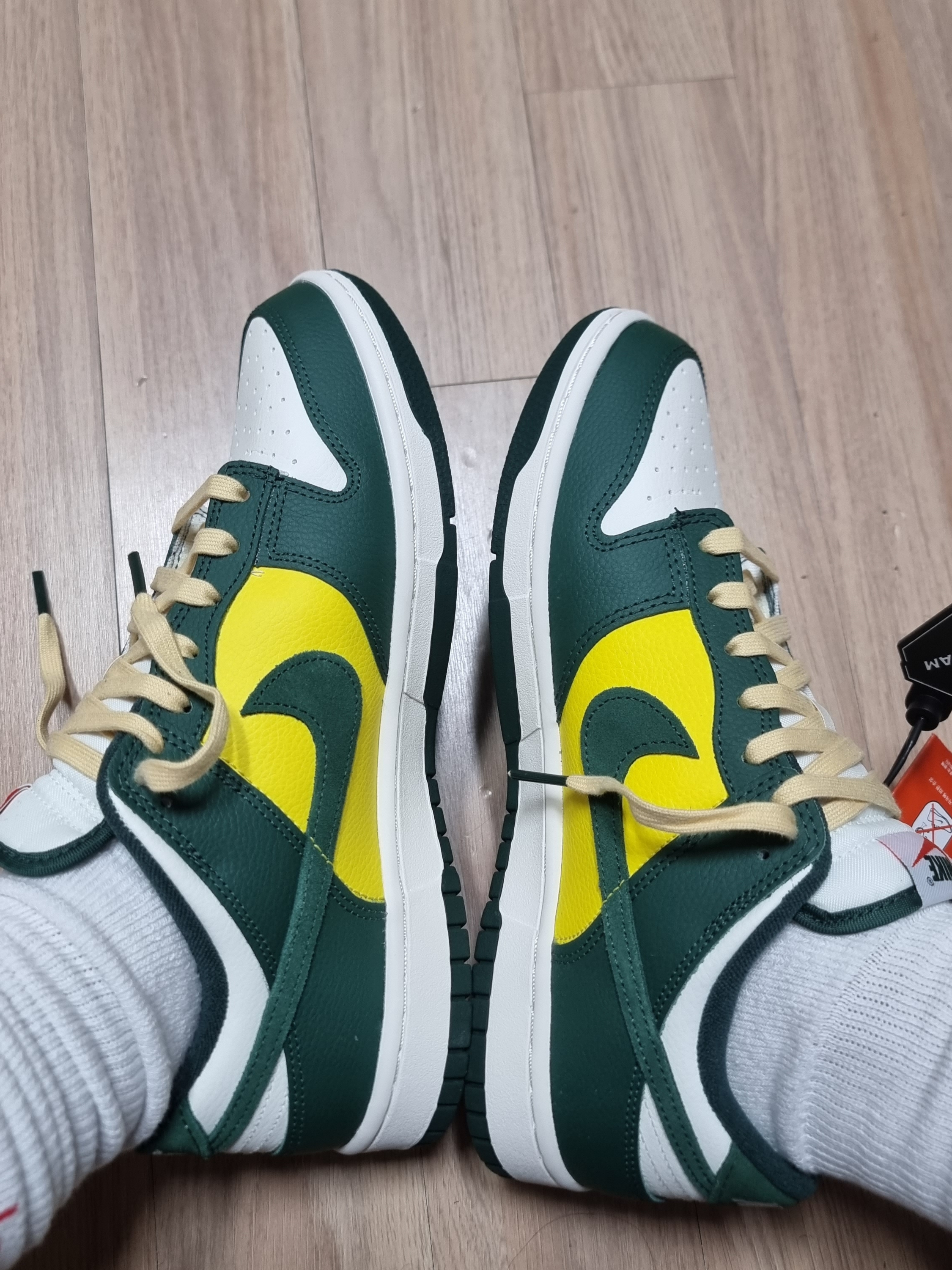 (W) Nike Dunk Low SE Opti Noble Green 착용 스타일 - 2