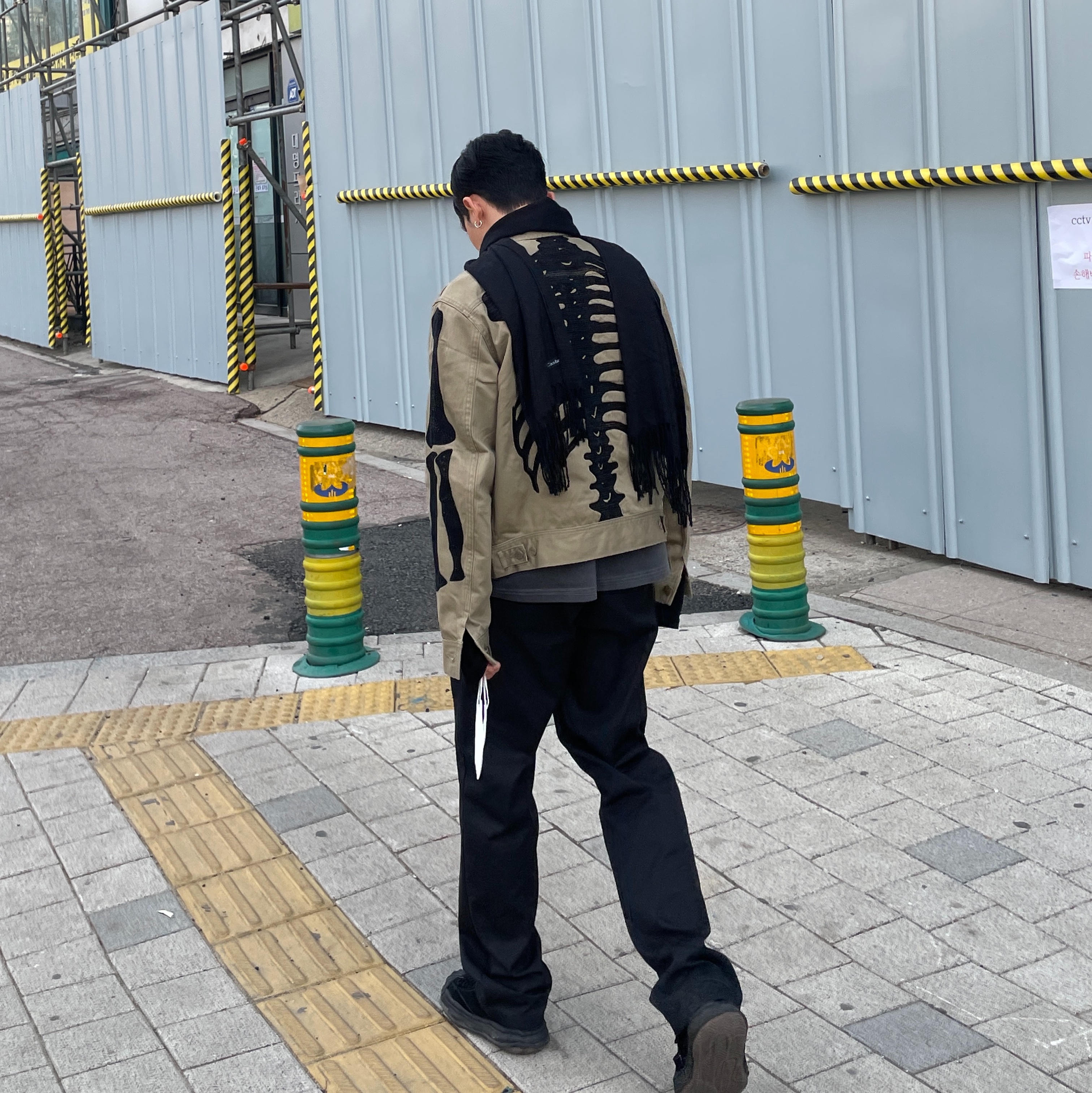 Kapital Vintage Satin Mexican Tuxedo Westerner Bone Jacket Mocha Beige, Maison Mihara Yasuhiro x Bed J.W. Ford Blakey High-top Sneakers Black 착용 스타일 - 1