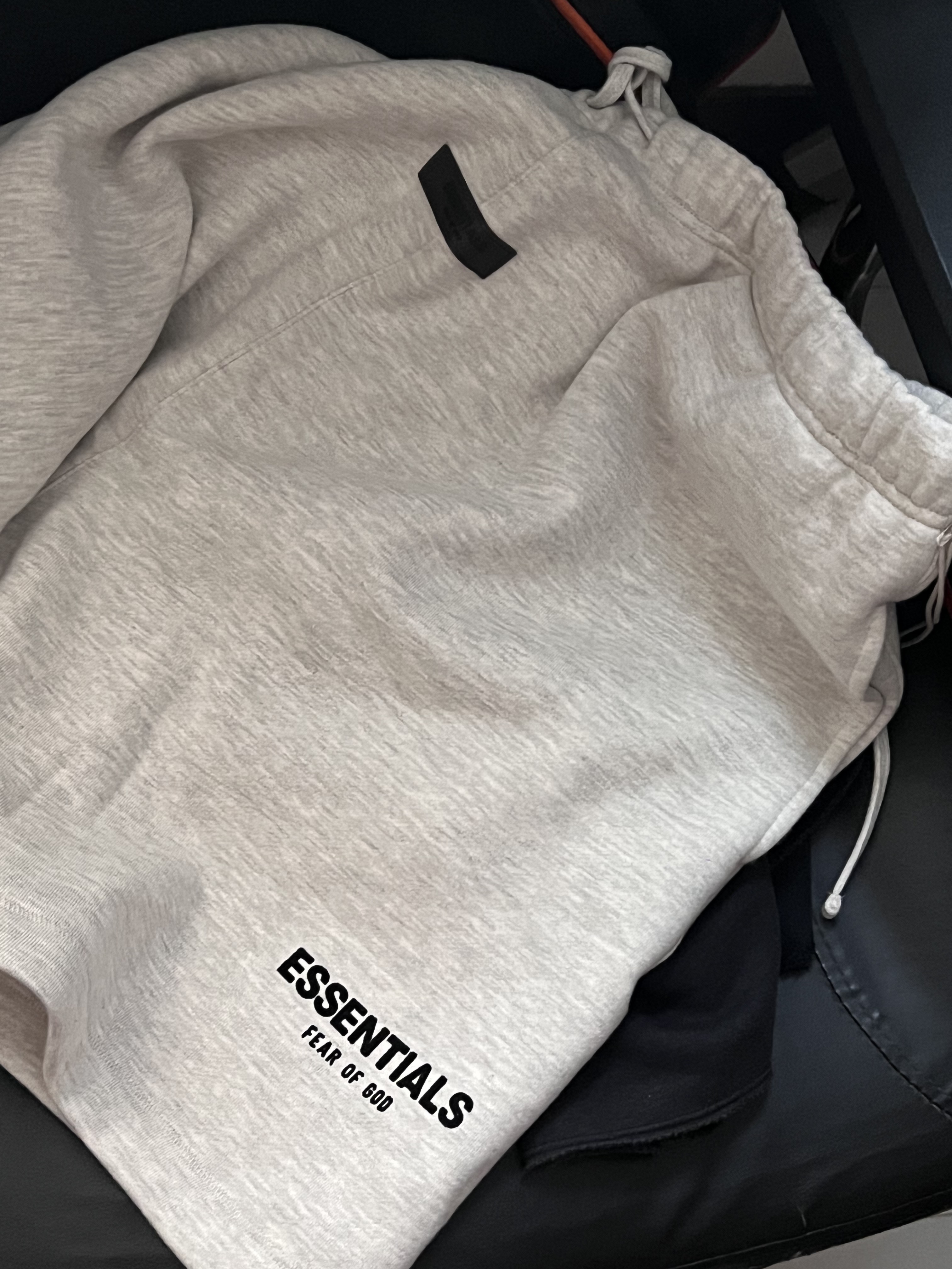 Jordan 1 x Travis Scott Retro Low OG SP Sail and Ridgerock, Essentials The Core Collection Sweatshorts Light Oatmeal 착용 스타일 - 2