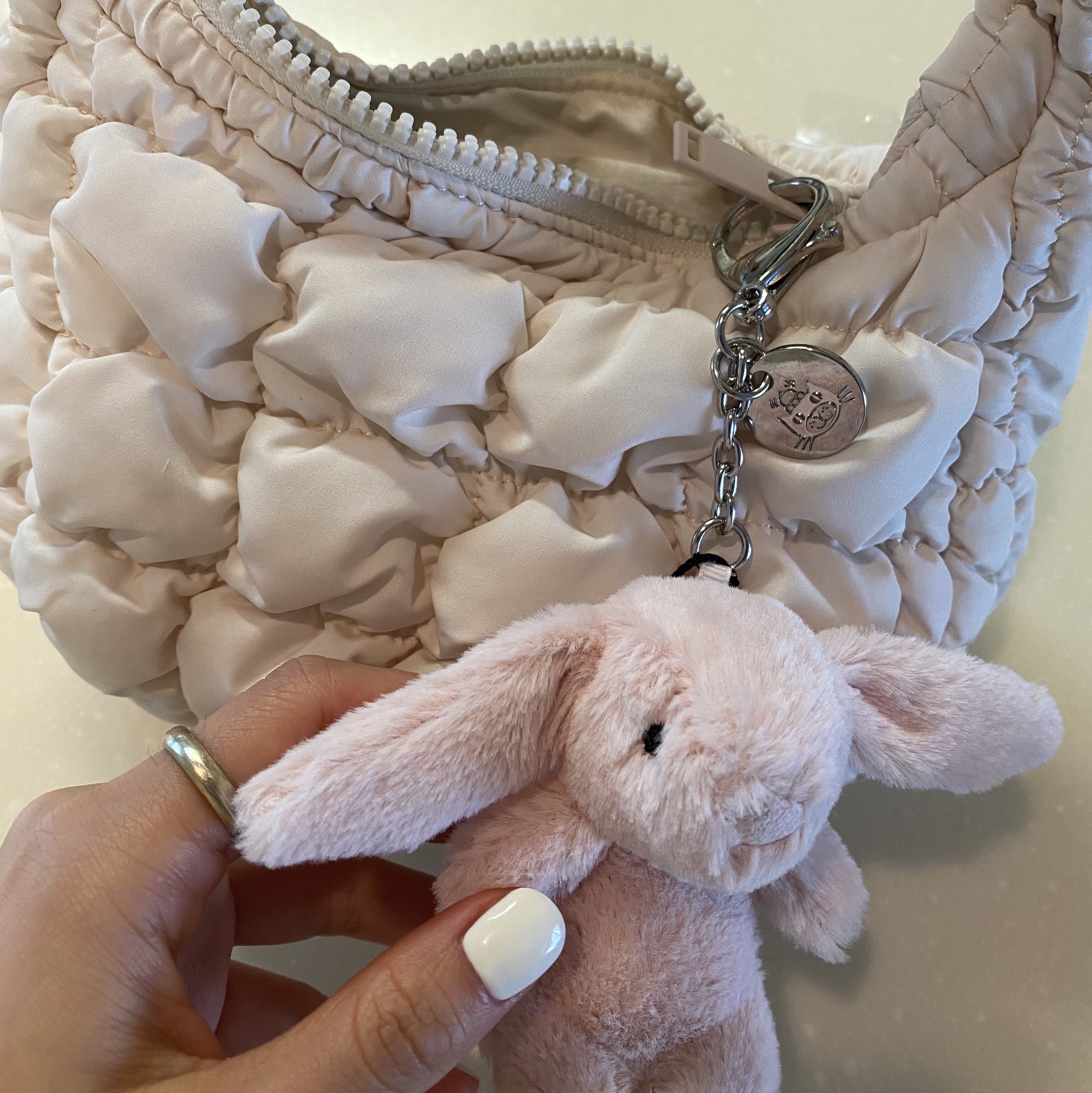 Jellycat Bashful Bunny Bag Charm Blush 착용 스타일