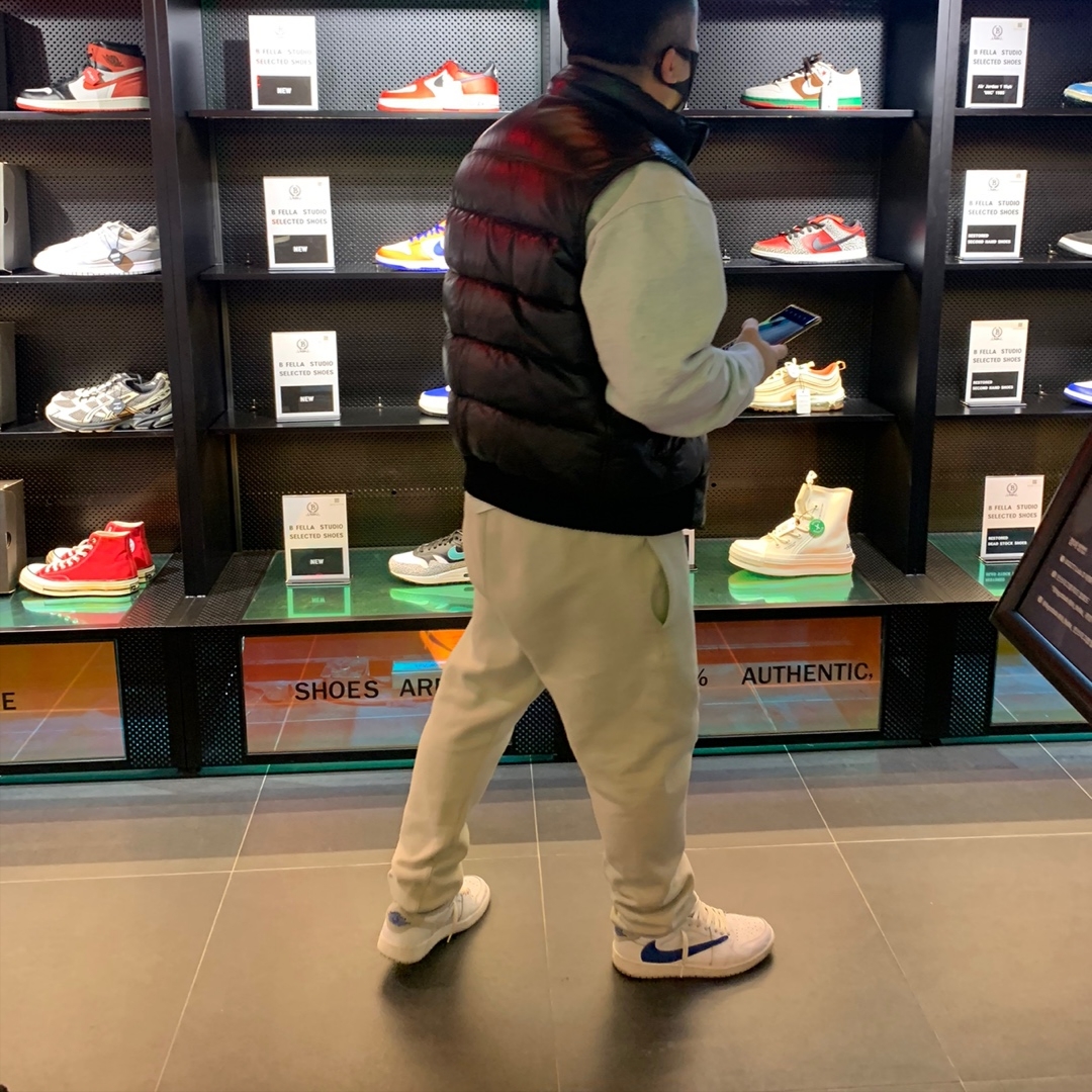 Darkr8m Studio Basic Logo Crewneck Sweatshirt Ash, Jordan 1 Low OG Neutral Grey 착용 스타일 - 3