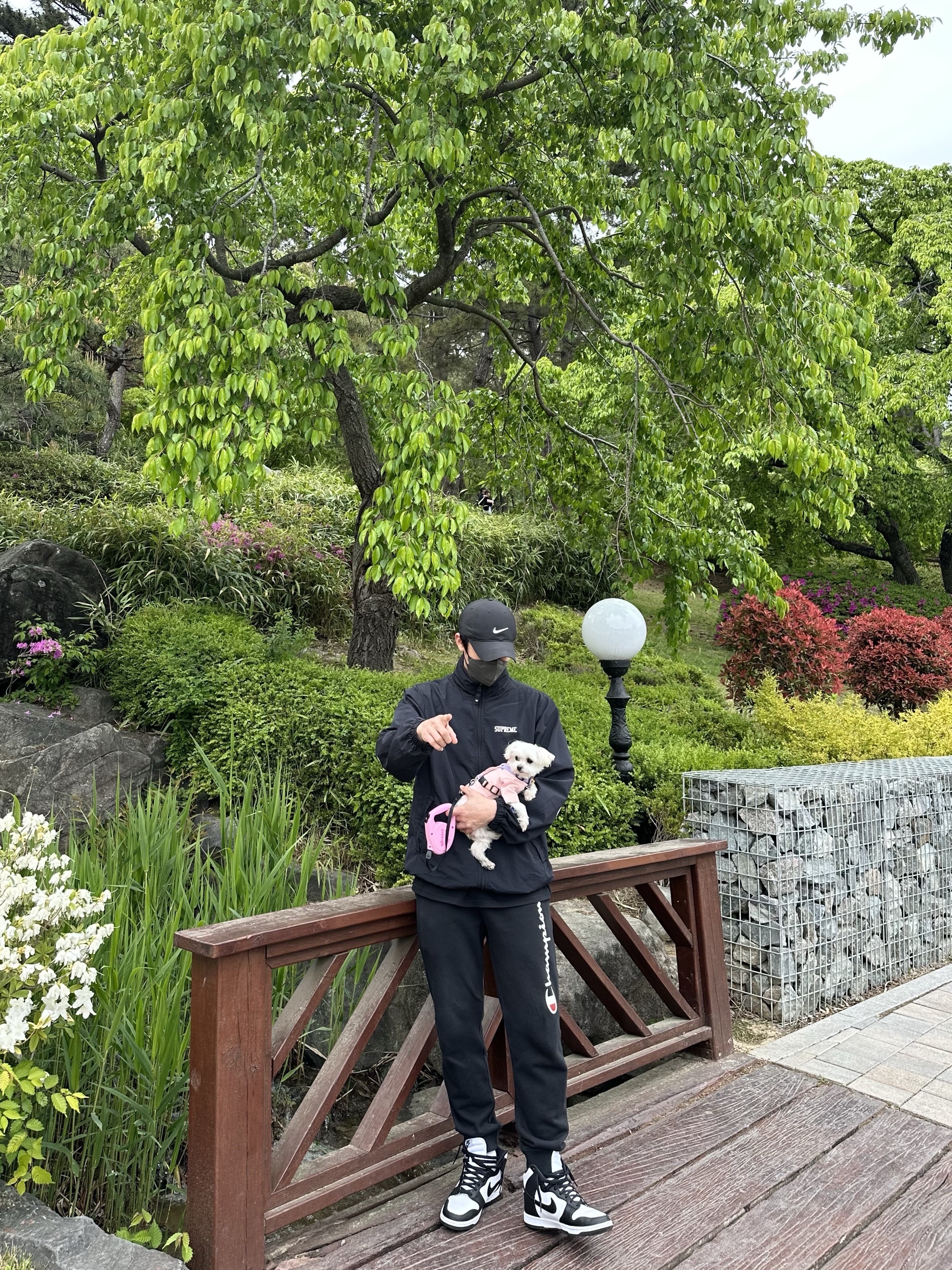 Supreme Champion Track Jacket Black - 18SS, Supreme Property Label S/S Top Black - 22FW 착용 스타일 - 1