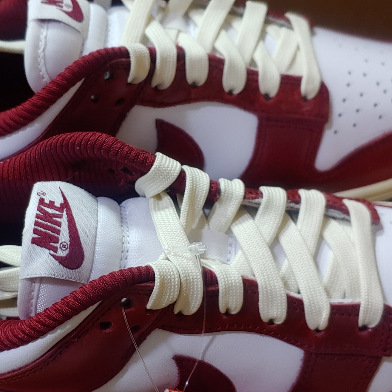 (W) Nike Dunk Low Retro PRM Team Red and White 착용 스타일 - 2