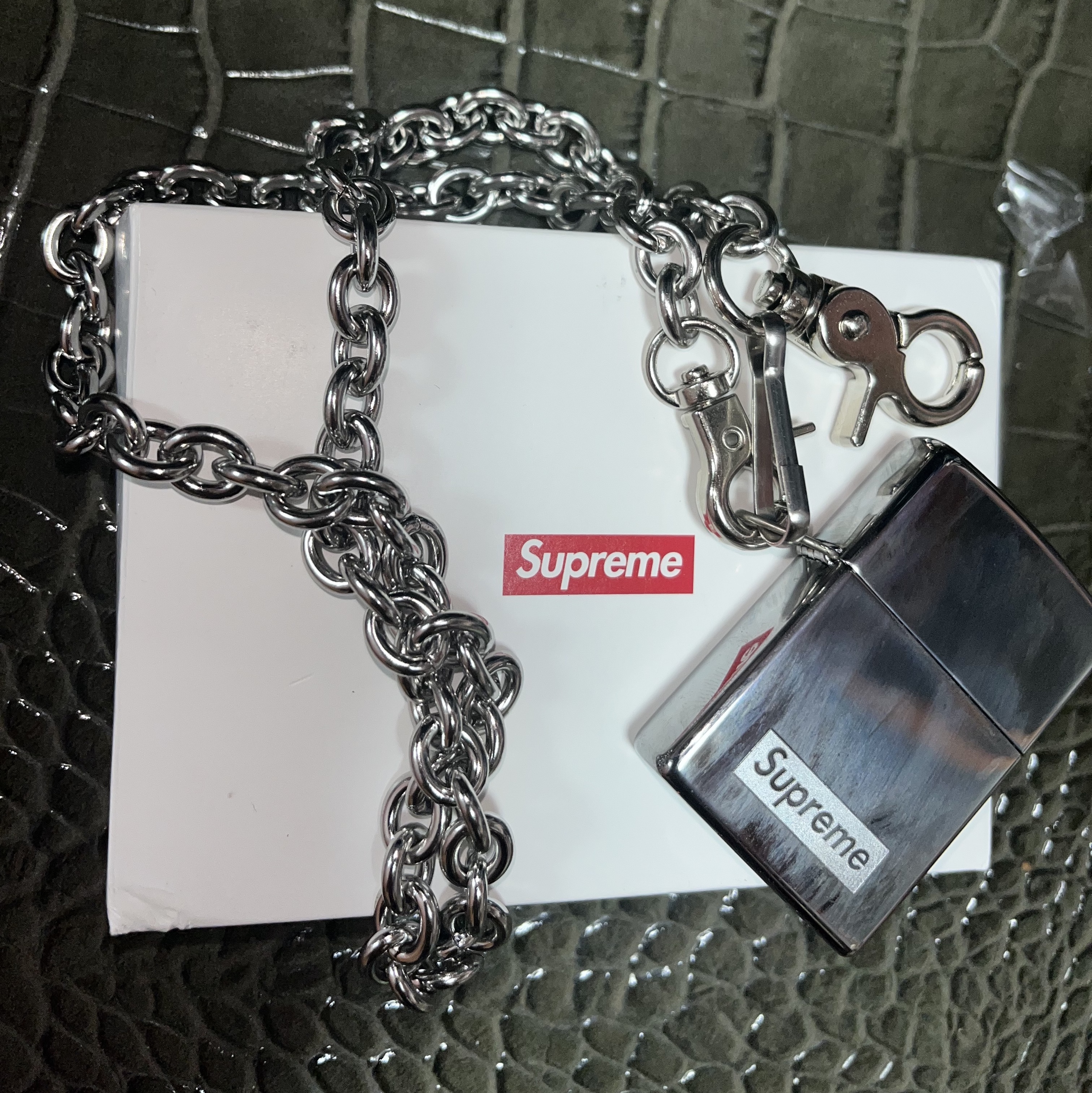 Supreme Chain Zippo Silver - 23SS 착용 스타일
