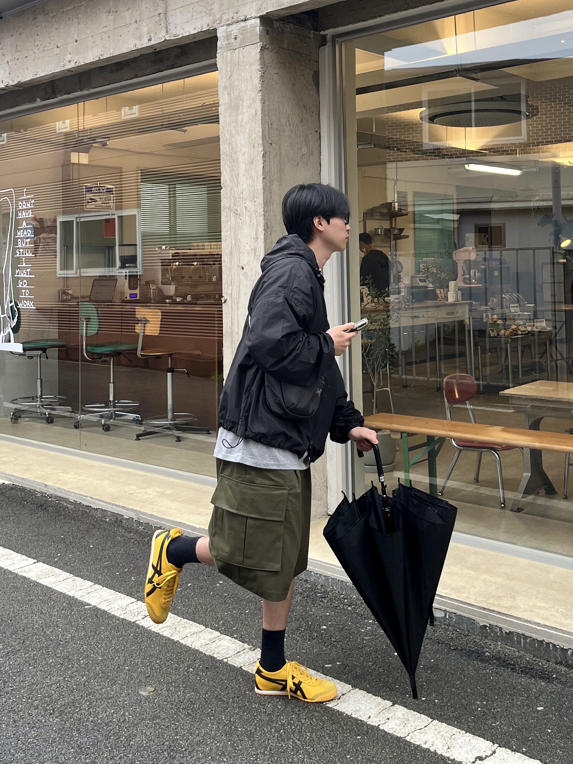 Onitsuka Tiger Mexico 66 Yellow Black, Arc'teryx Mantis 2 Waistpack Black 착용 스타일 - 2