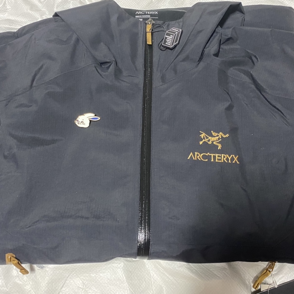 Arc'teryx x Beams Zeta SL Jacket Black Gold 착용 스타일 - 1