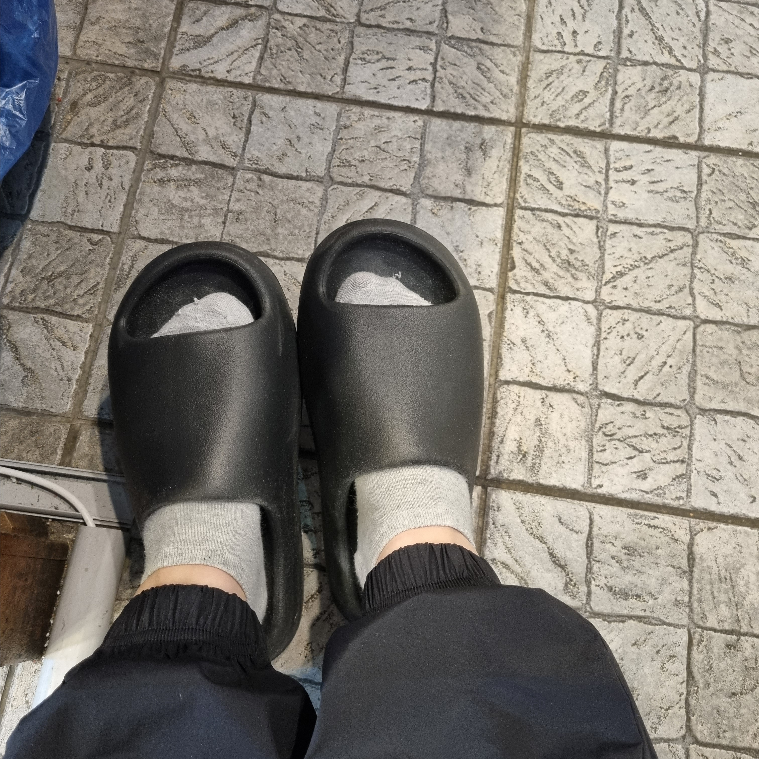 Adidas Yeezy Slide Onyx 착용 스타일