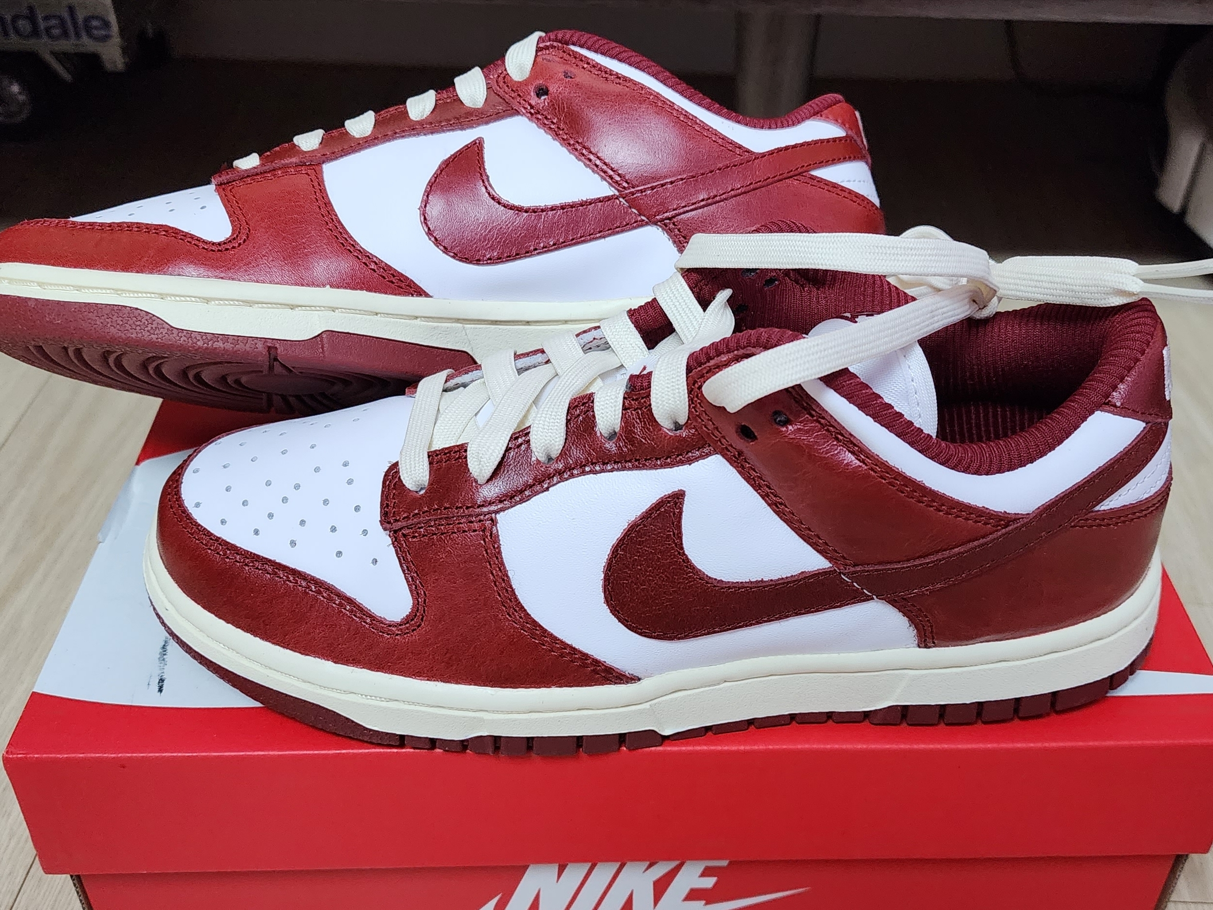 (W) Nike Dunk Low Retro PRM Team Red and White 착용 스타일 - 1