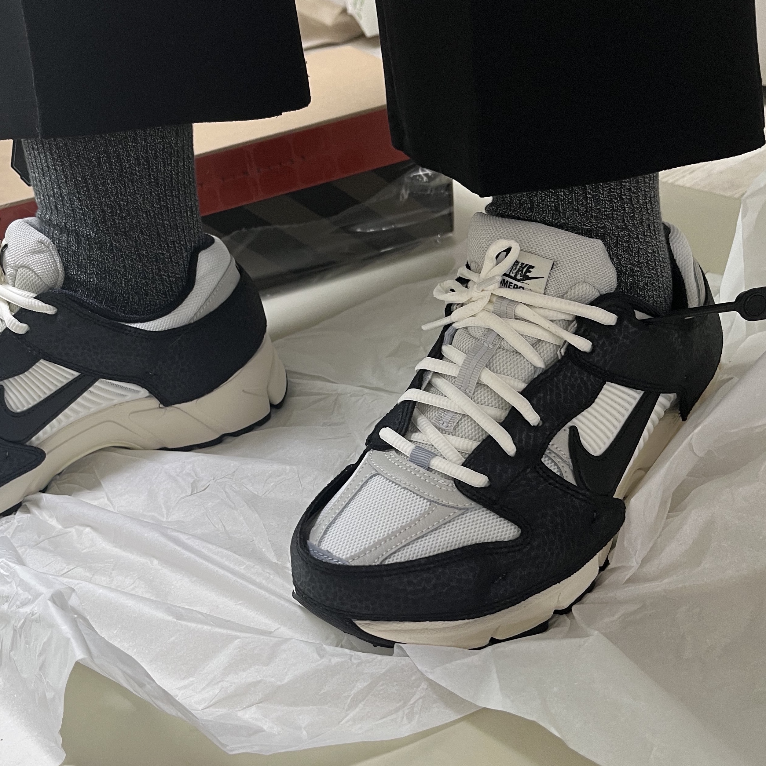 (W) Nike Zoom Vomero 5 Wolf Grey and Black 착용 스타일 - 2