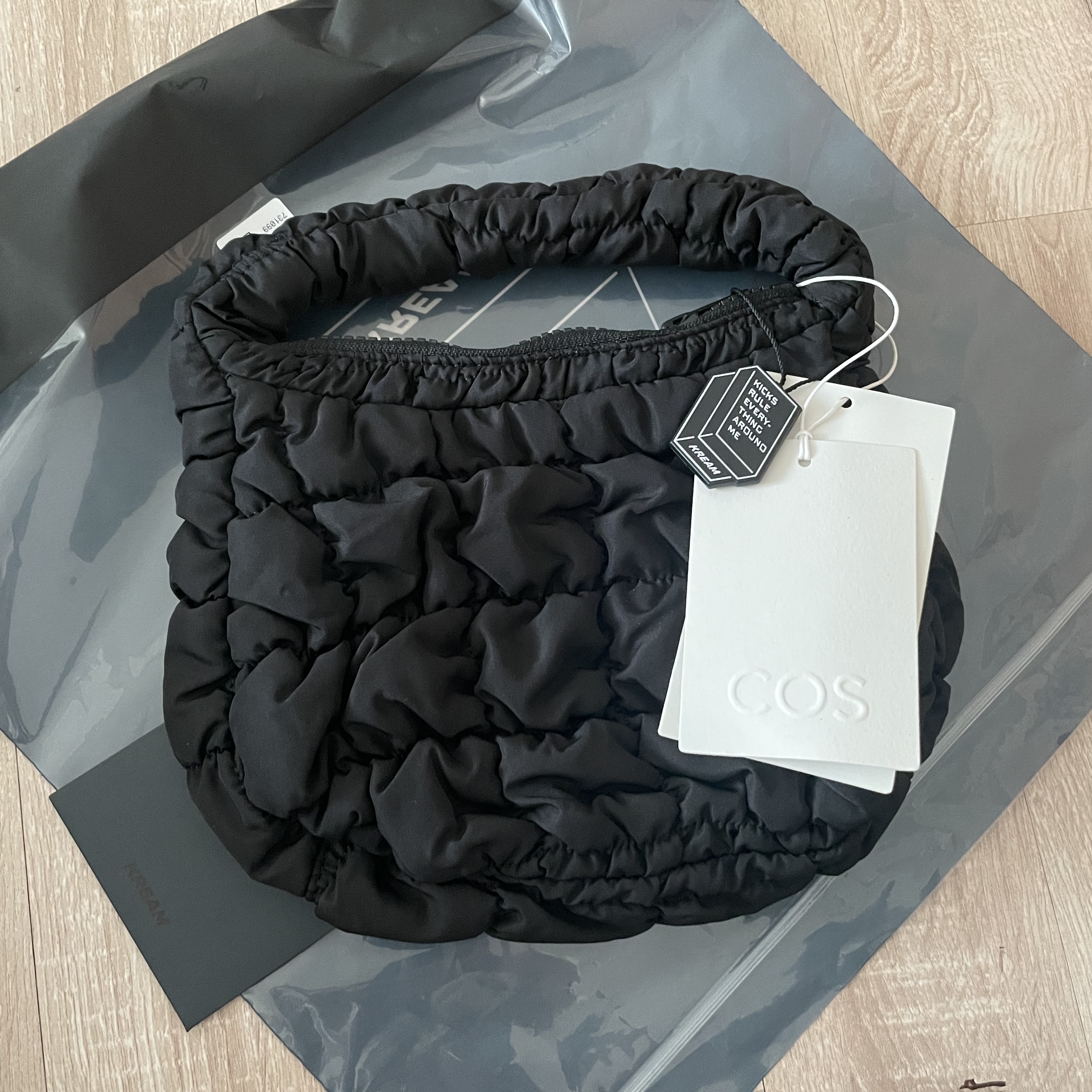 COS Quilted Micro Bag Black 착용 스타일