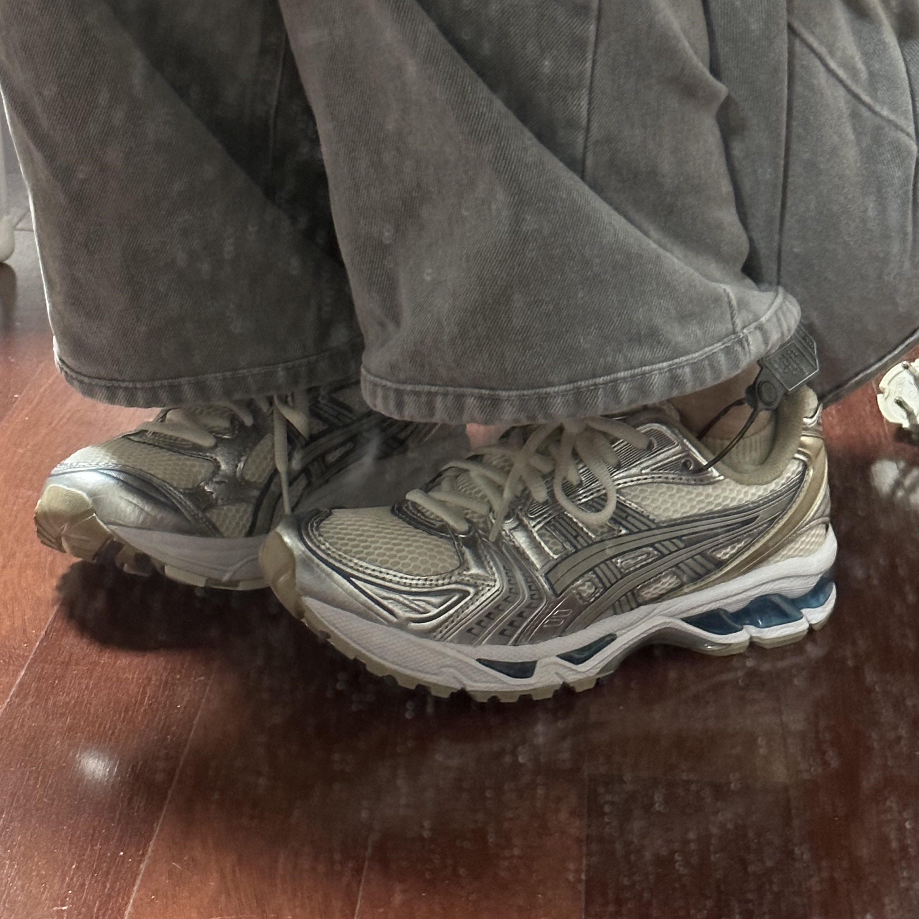 Asics Gel-Kayano 14 Cream Pure Silver 착용 스타일 - 3