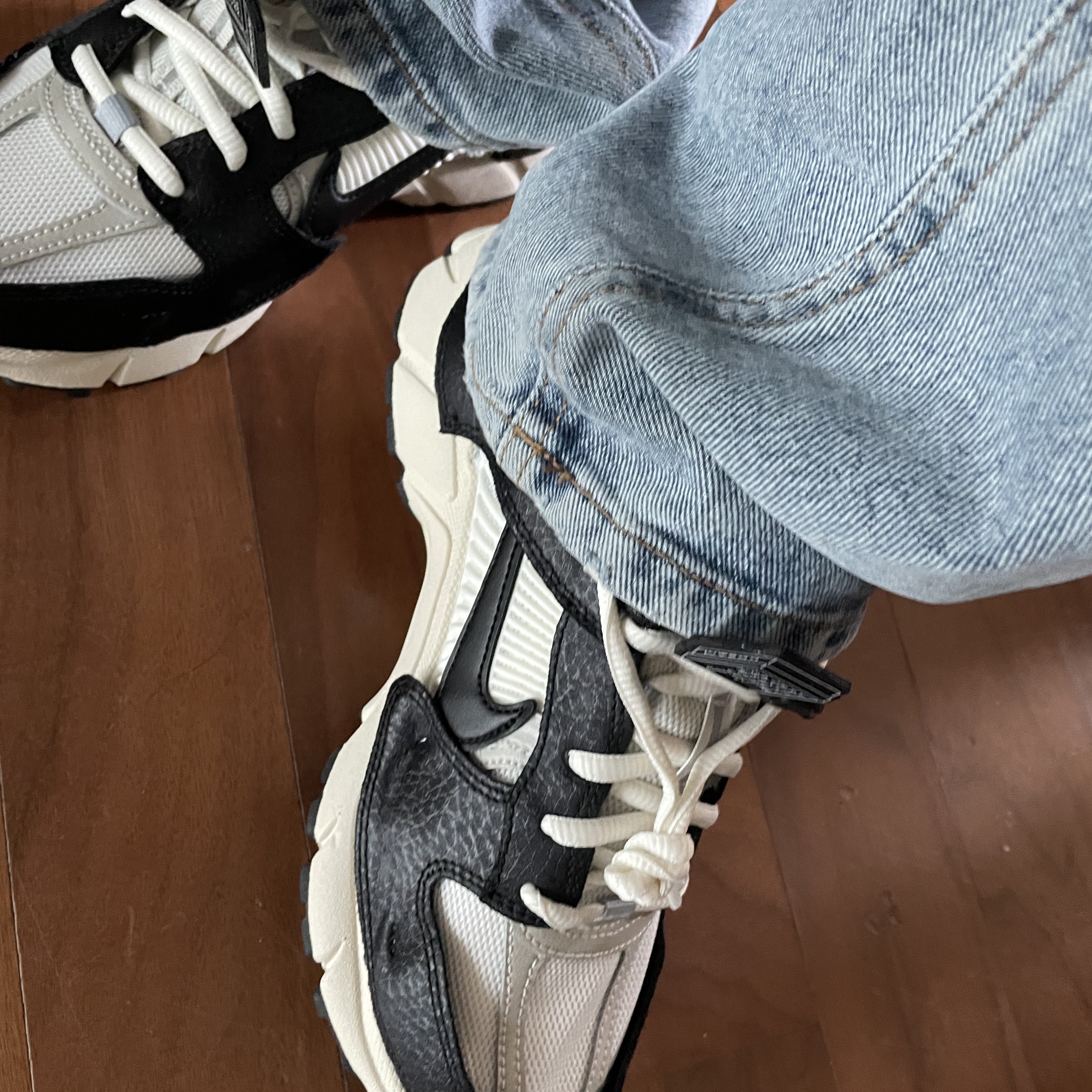 (W) Nike Zoom Vomero 5 Wolf Grey and Black 착용 스타일