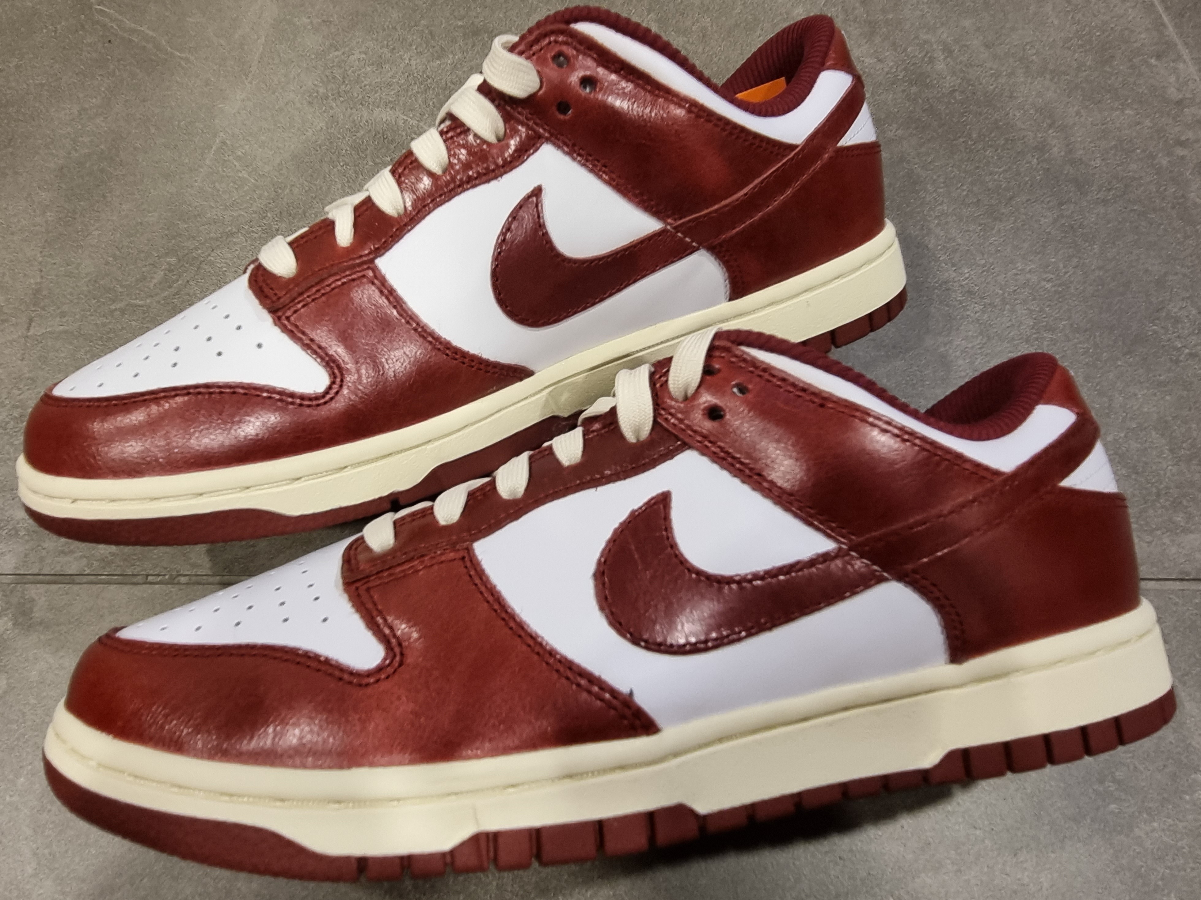 (W) Nike Dunk Low Retro PRM Team Red and White 착용 스타일 - 3