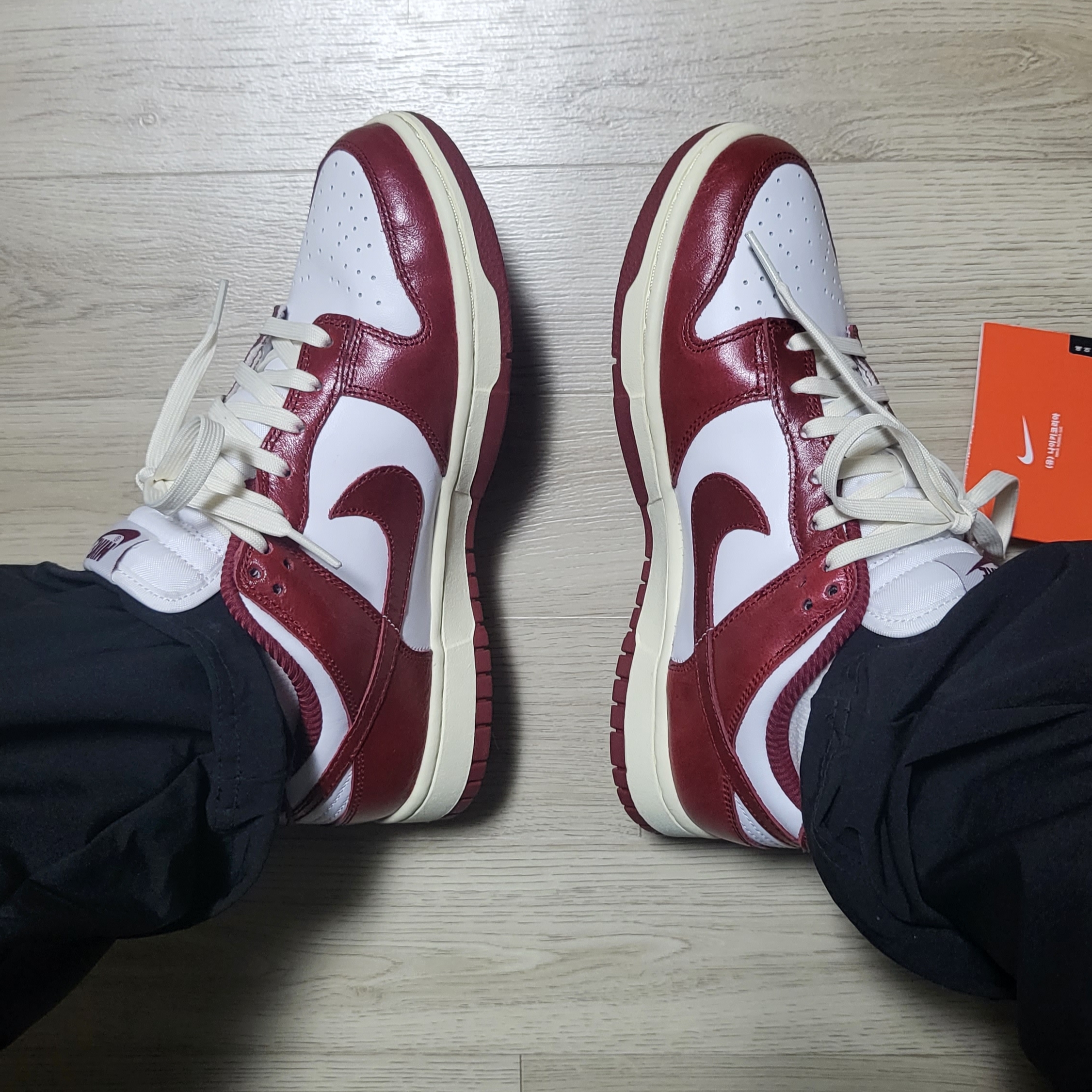 (W) Nike Dunk Low Retro PRM Team Red and White 착용 스타일 - 2