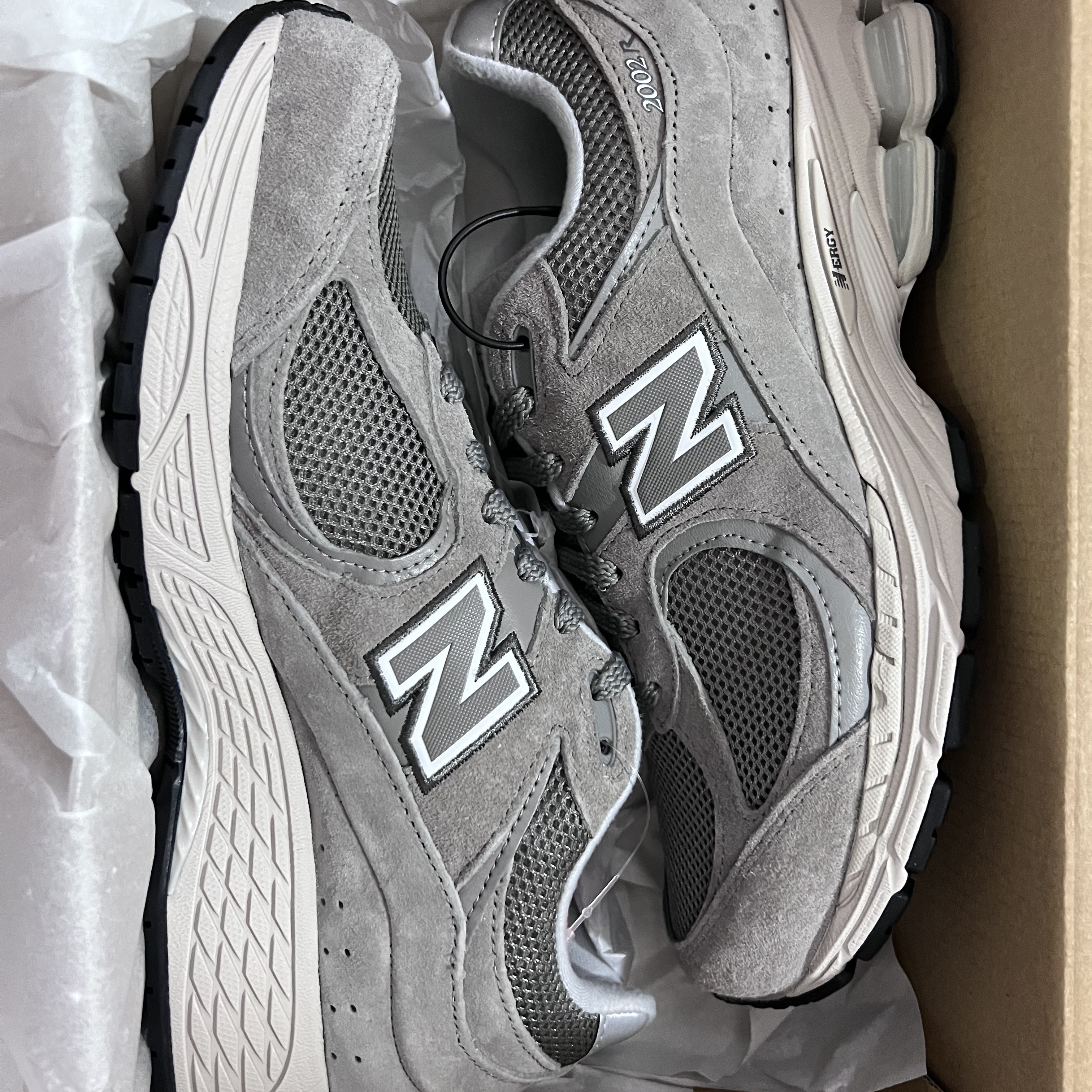 New Balance 2002R Grey 착용 스타일