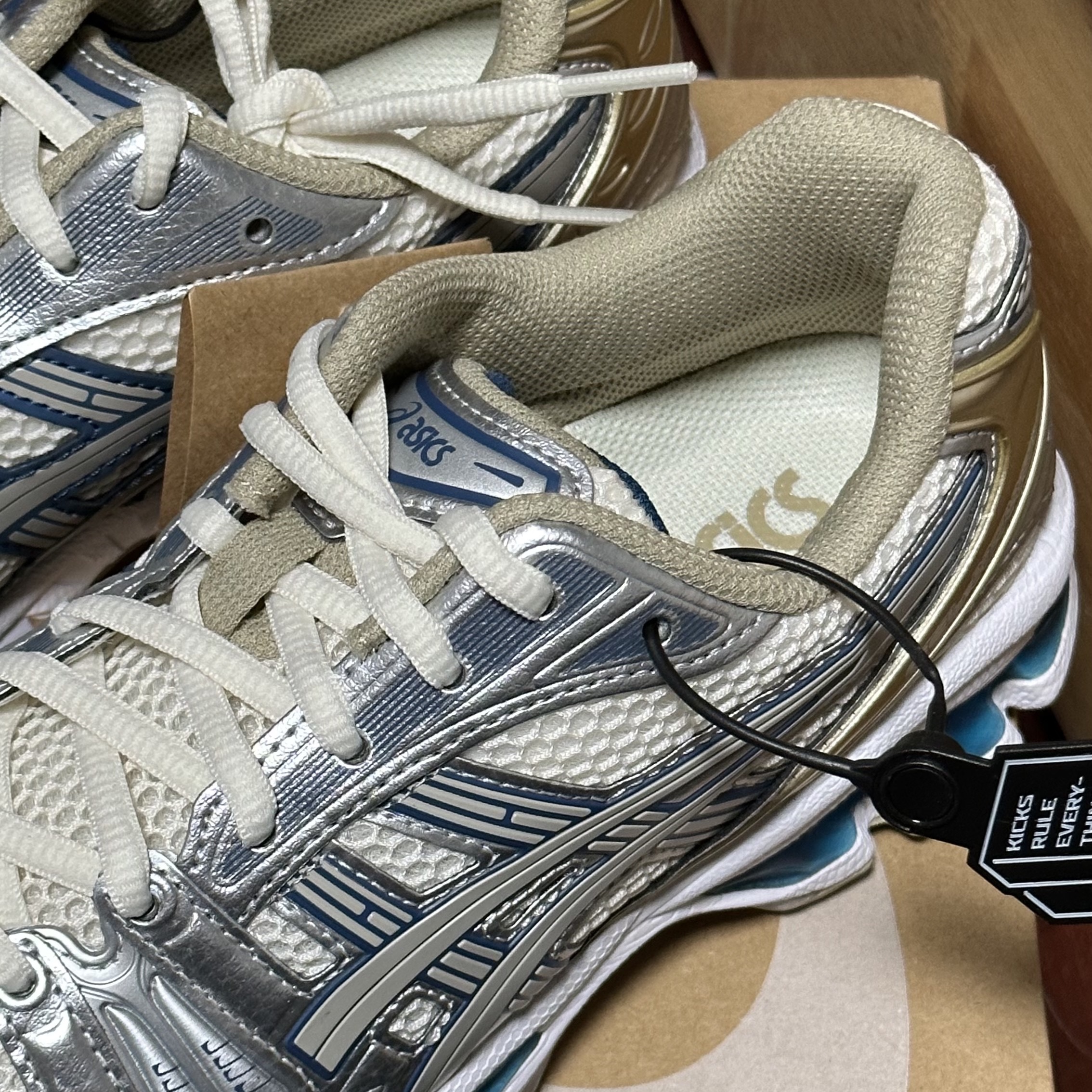 Asics Gel-Kayano 14 Cream Pure Silver 착용 스타일 - 2