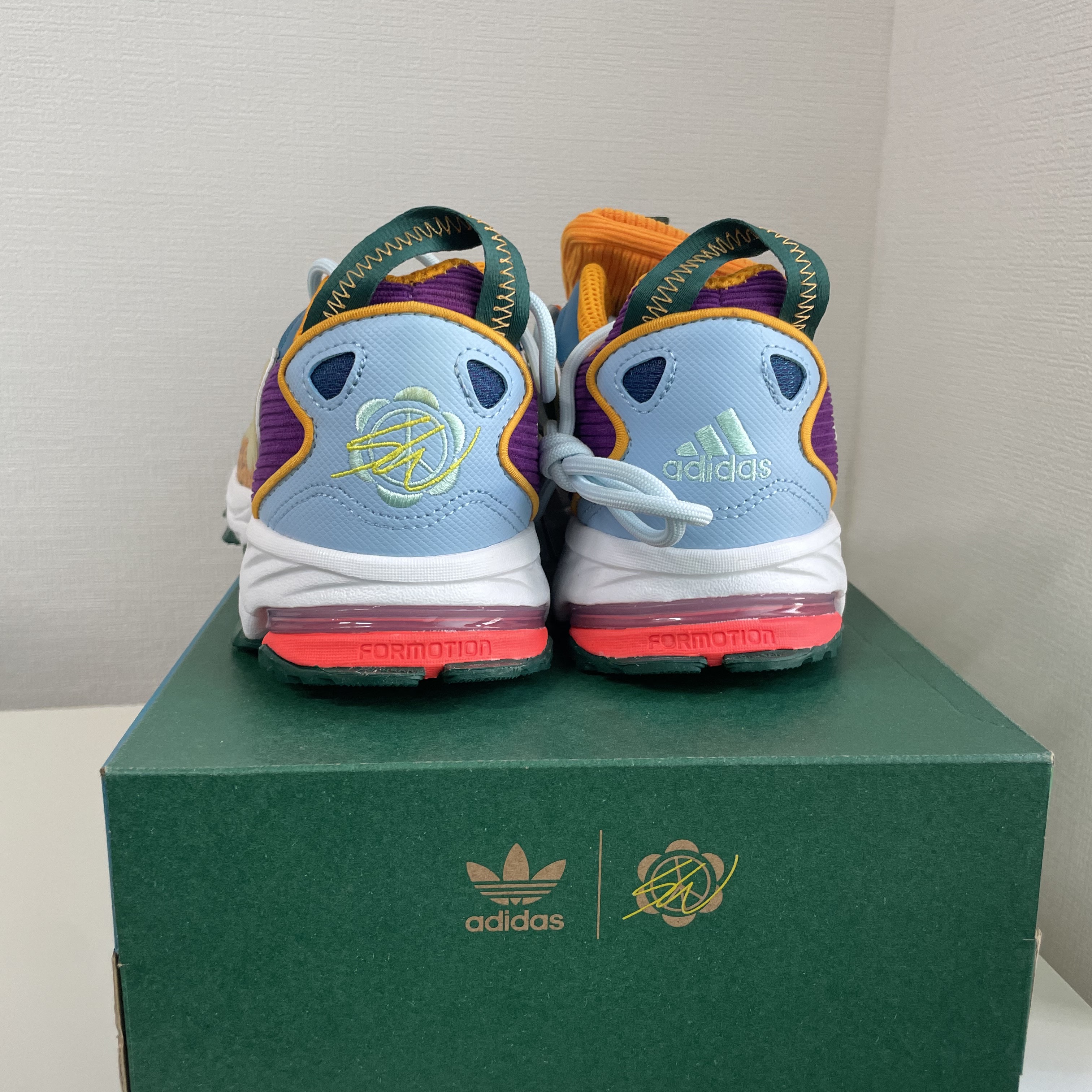 Adidas x Sean Wotherspoon Superturf Adventure Jiminy Cricket 착용 스타일 - 3