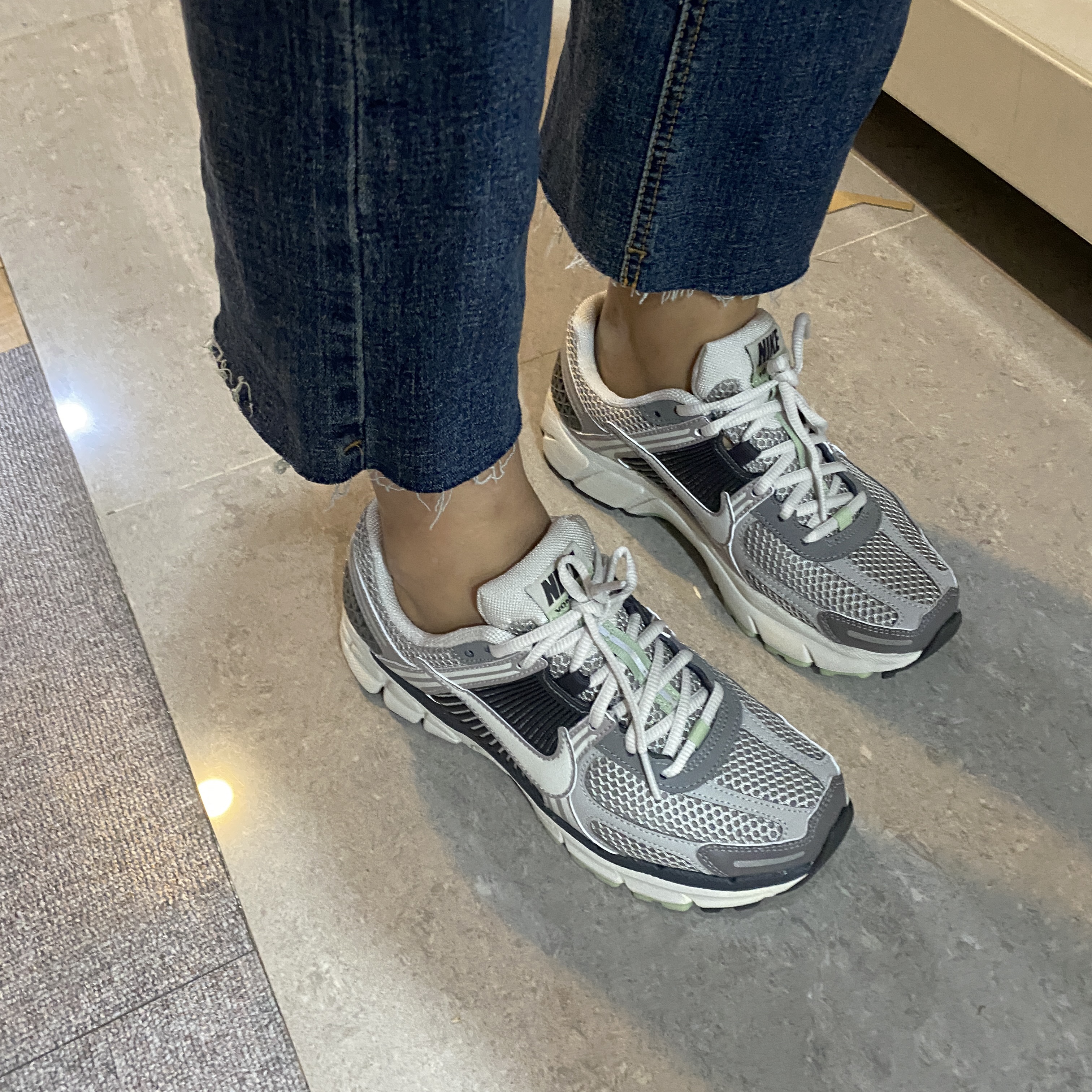 (W) Nike Zoom Vomero 5 Cobblestone and Flat Pewter 착용 스타일 - 2