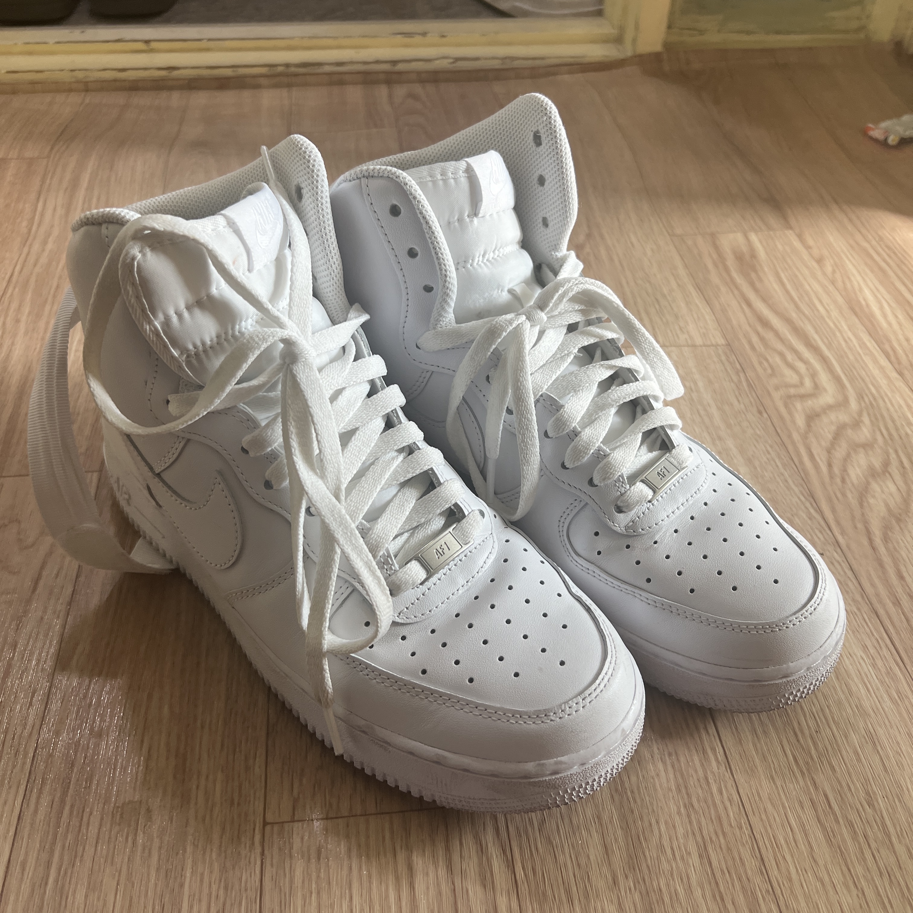 Nike Air Force 1 High '07 Triple White 착용 스타일